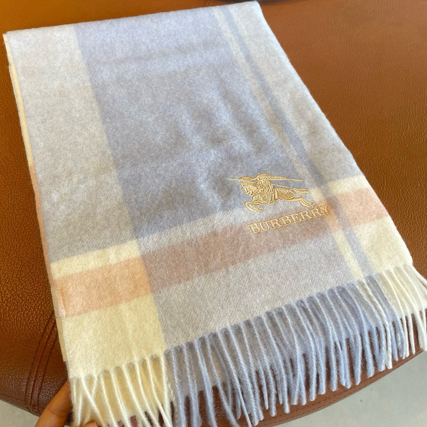 🆕Burberry ·巴宝莉出口订单尾货❗️说实话，设计非常简单，但那经典刺绣战马的点缀就是让围巾显得非
