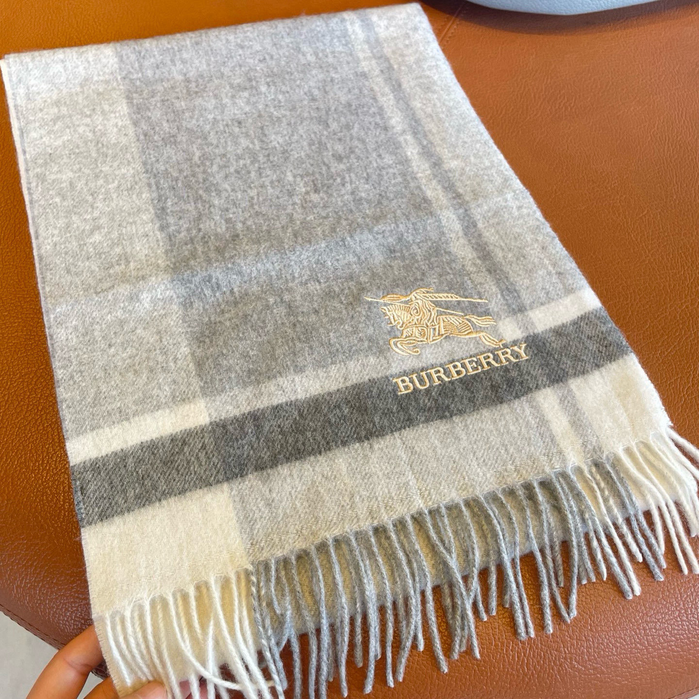 🆕Burberry ·巴宝莉出口订单尾货❗️说实话，设计非常简单，但那经典刺绣战马的点缀就是让围巾显得非
