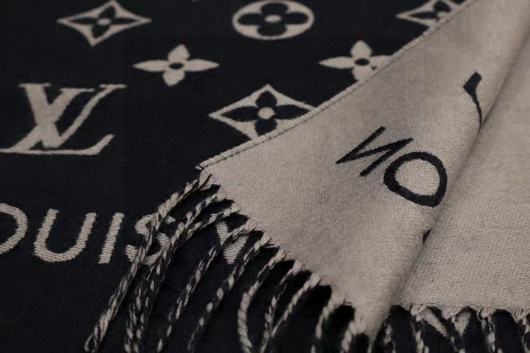 🆕LV新款 · All About Monogram 围巾瞩目放大经典 Monogram 图案，彰显潮流