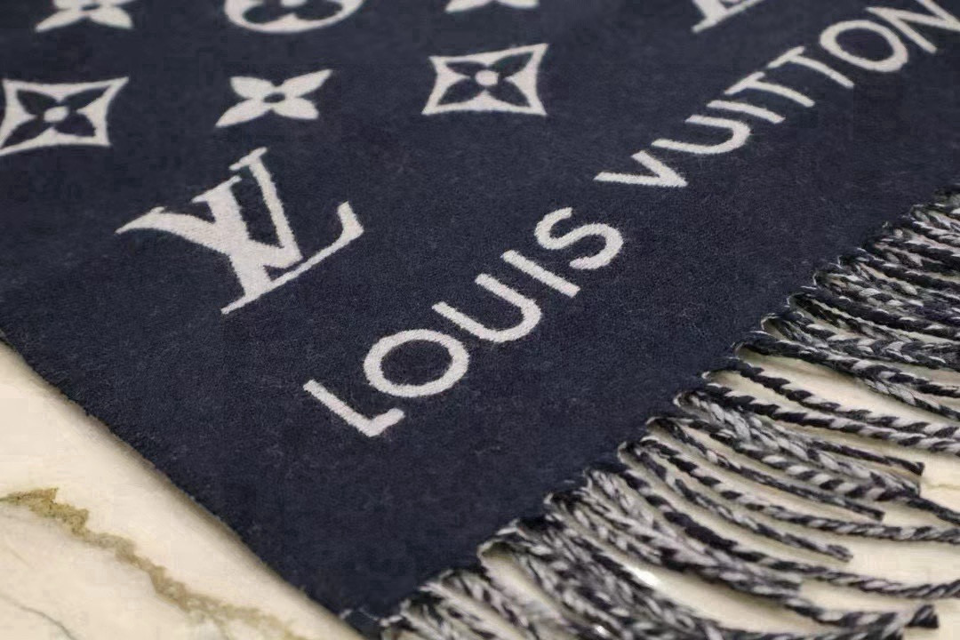 🆕LV新款 · All About Monogram 围巾瞩目放大经典 Monogram 图案，彰显潮流