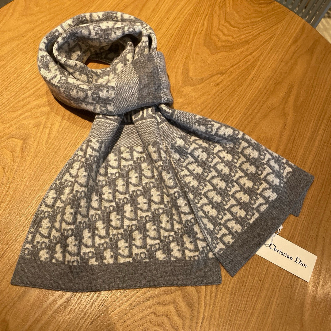 🆕Dior · 大D家经典秋冬款❗️针织双面提花风格，高端设计师配色均考虑上身效果和色彩饱和度，色泽会浓