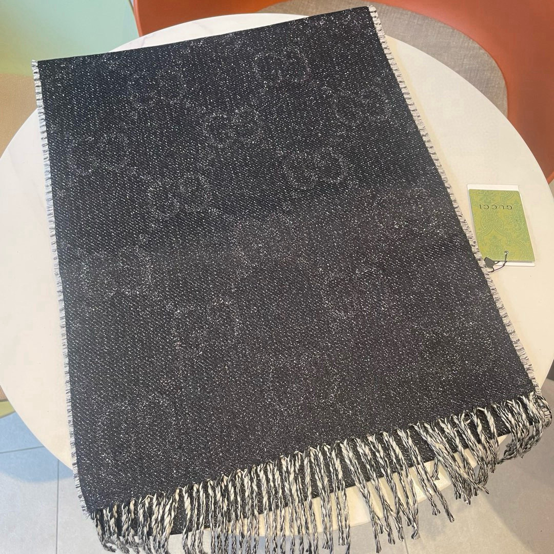 🆕GG品牌标志性元素不断推出妙趣横生的设计，以现代手法令经典单品呈现出时光沉淀的优雅美感。别致的GG图案