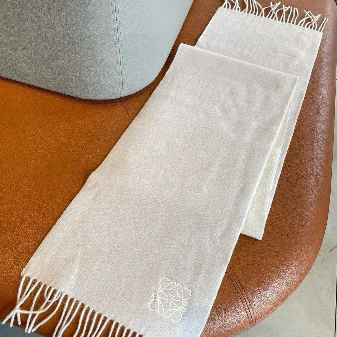 🆕 【▪▪ Loewe · 罗意威️难得一见的温柔配色，低调又不失优雅❗️】重点推荐❗️双面配色，一条围