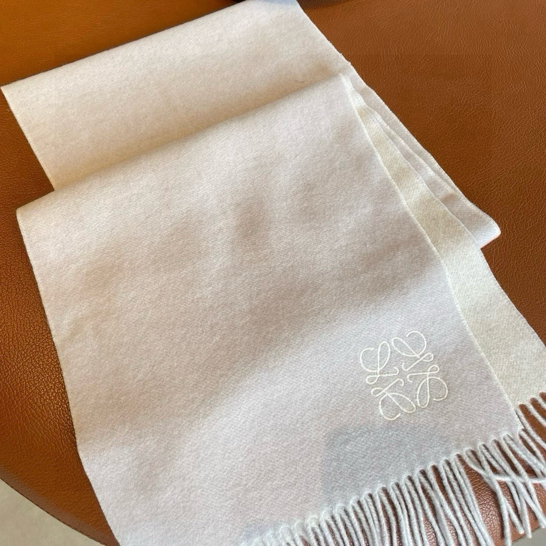 🆕 【▪▪ Loewe · 罗意威️难得一见的温柔配色，低调又不失优雅❗️】重点推荐❗️双面配色，一条围