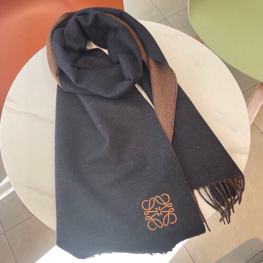 🆕 【▪▪ Loewe · 罗意威️难得一见的温柔配色，低调又不失优雅❗️】重点推荐❗️双面配色，一条围