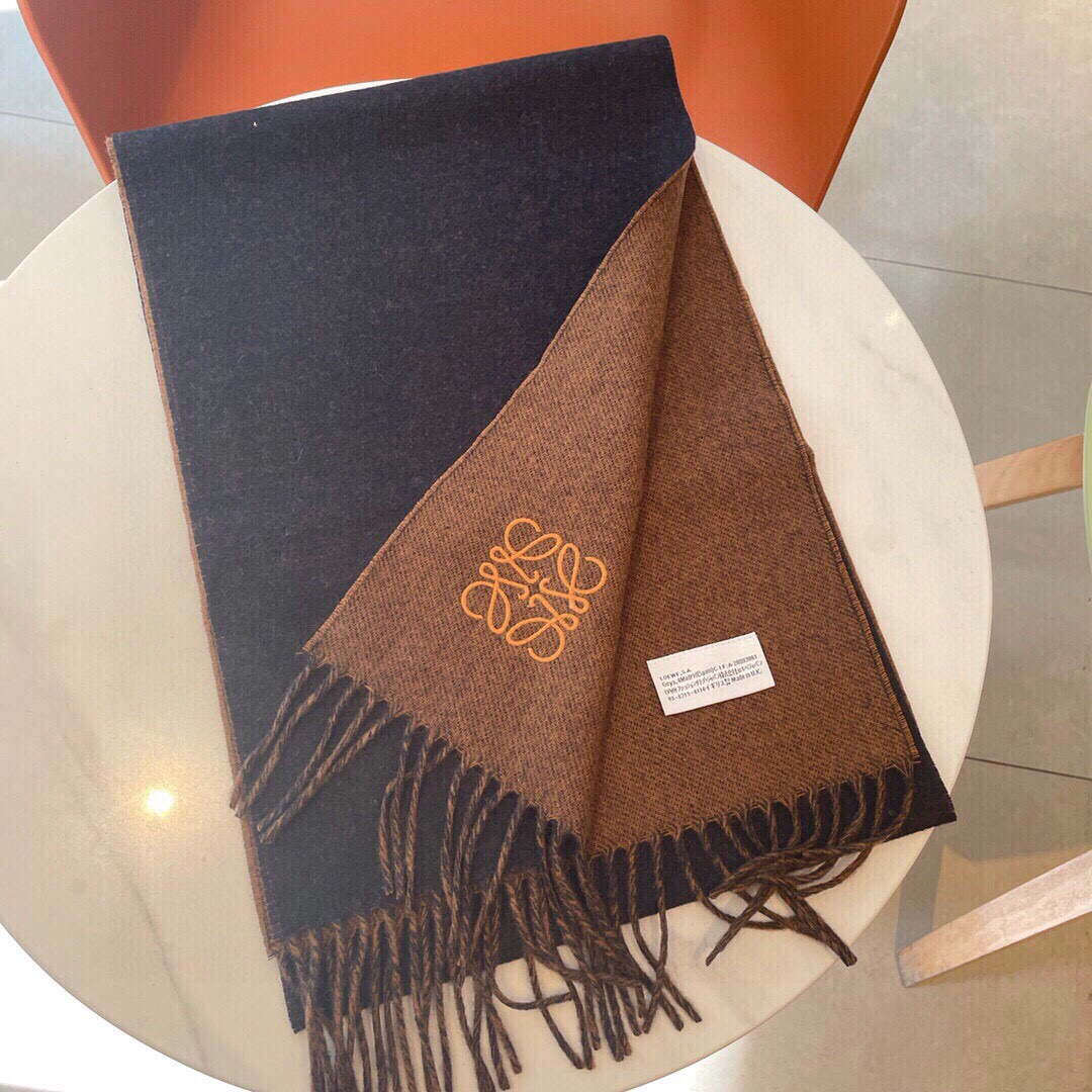 🆕 【▪▪ Loewe · 罗意威️难得一见的温柔配色，低调又不失优雅❗️】重点推荐❗️双面配色，一条围