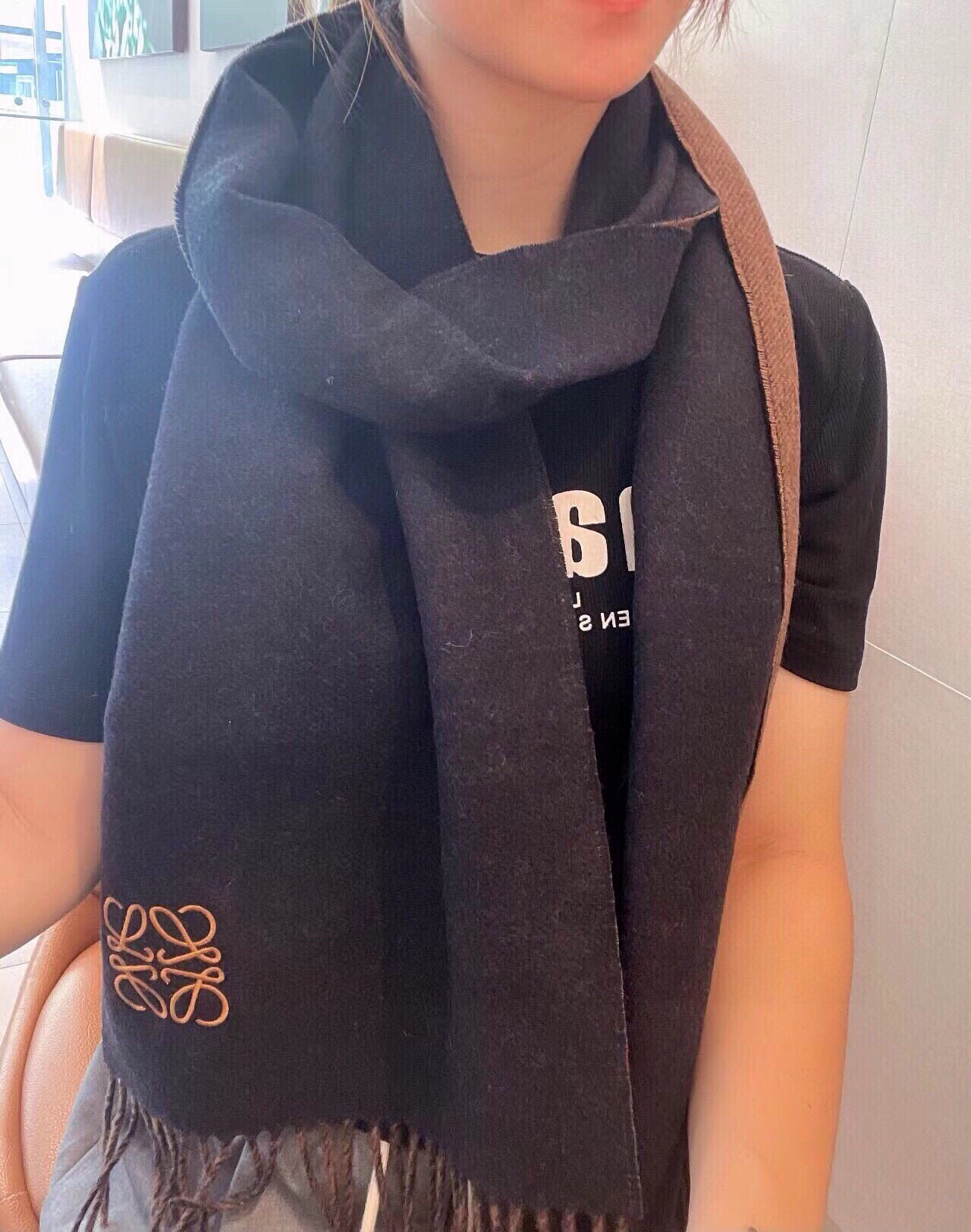 🆕 【▪▪ Loewe · 罗意威️难得一见的温柔配色，低调又不失优雅❗️】重点推荐❗️双面配色，一条围