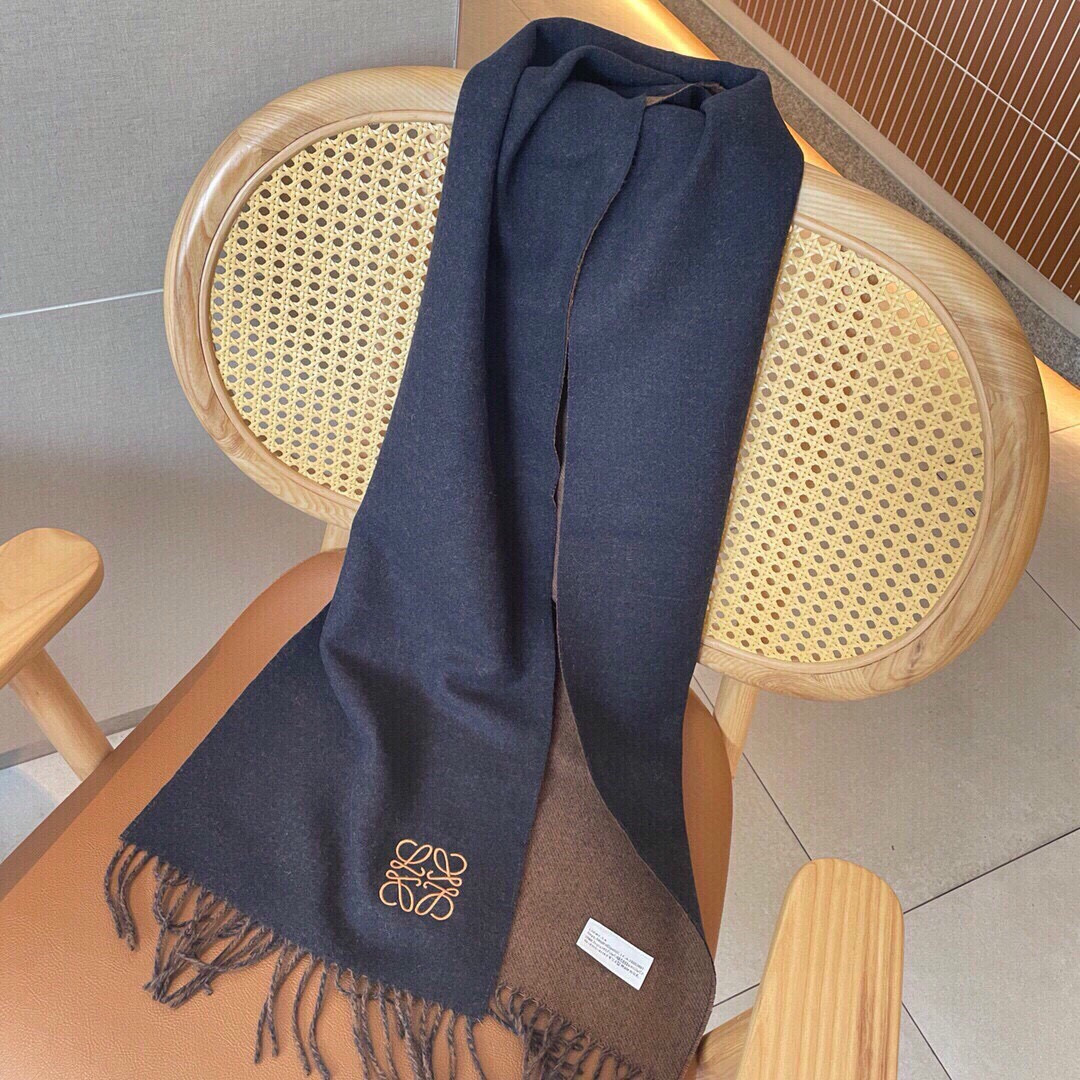 🆕 【▪▪ Loewe · 罗意威️难得一见的温柔配色，低调又不失优雅❗️】重点推荐❗️双面配色，一条围