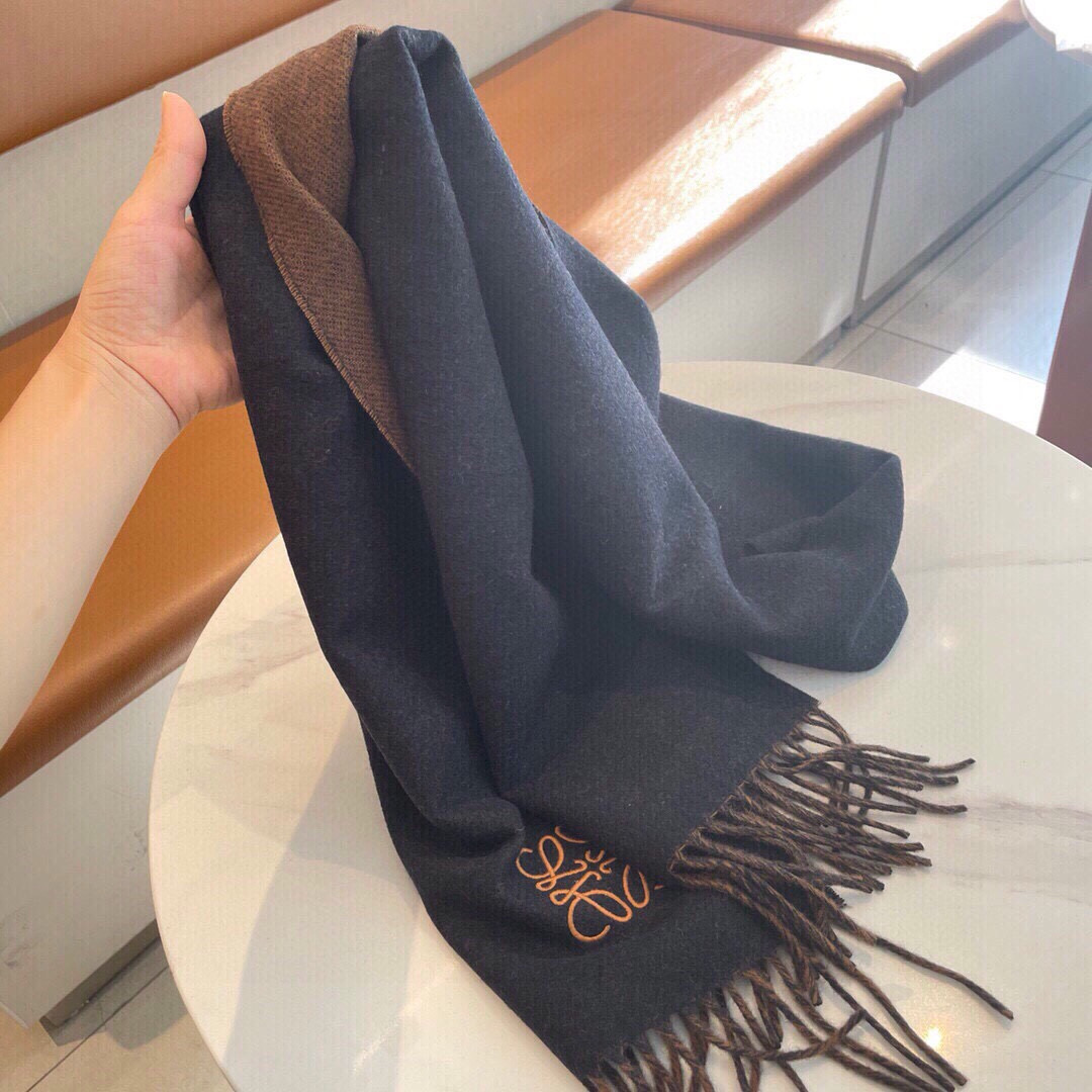 🆕 【▪▪ Loewe · 罗意威️难得一见的温柔配色，低调又不失优雅❗️】重点推荐❗️双面配色，一条围