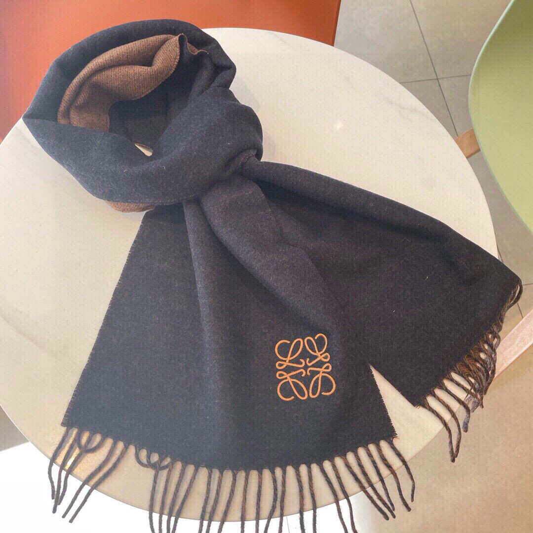 🆕 【▪▪ Loewe · 罗意威️难得一见的温柔配色，低调又不失优雅❗️】重点推荐❗️双面配色，一条围