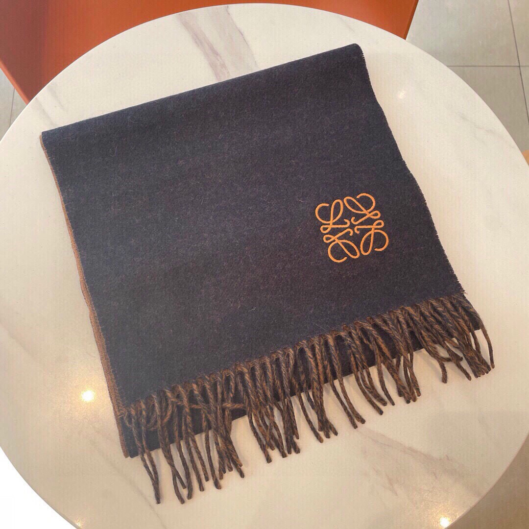 🆕 【▪▪ Loewe · 罗意威️难得一见的温柔配色，低调又不失优雅❗️】重点推荐❗️双面配色，一条围