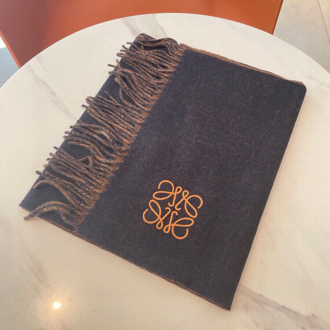 🆕 【▪▪ Loewe · 罗意威️难得一见的温柔配色，低调又不失优雅❗️】重点推荐❗️双面配色，一条围