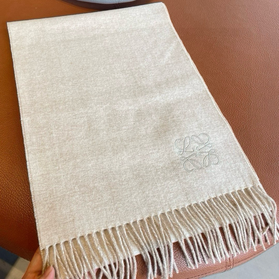 🆕 【▪▪ Loewe · 罗意威️难得一见的温柔配色，低调又不失优雅❗️】重点推荐❗️双面配色，一条围