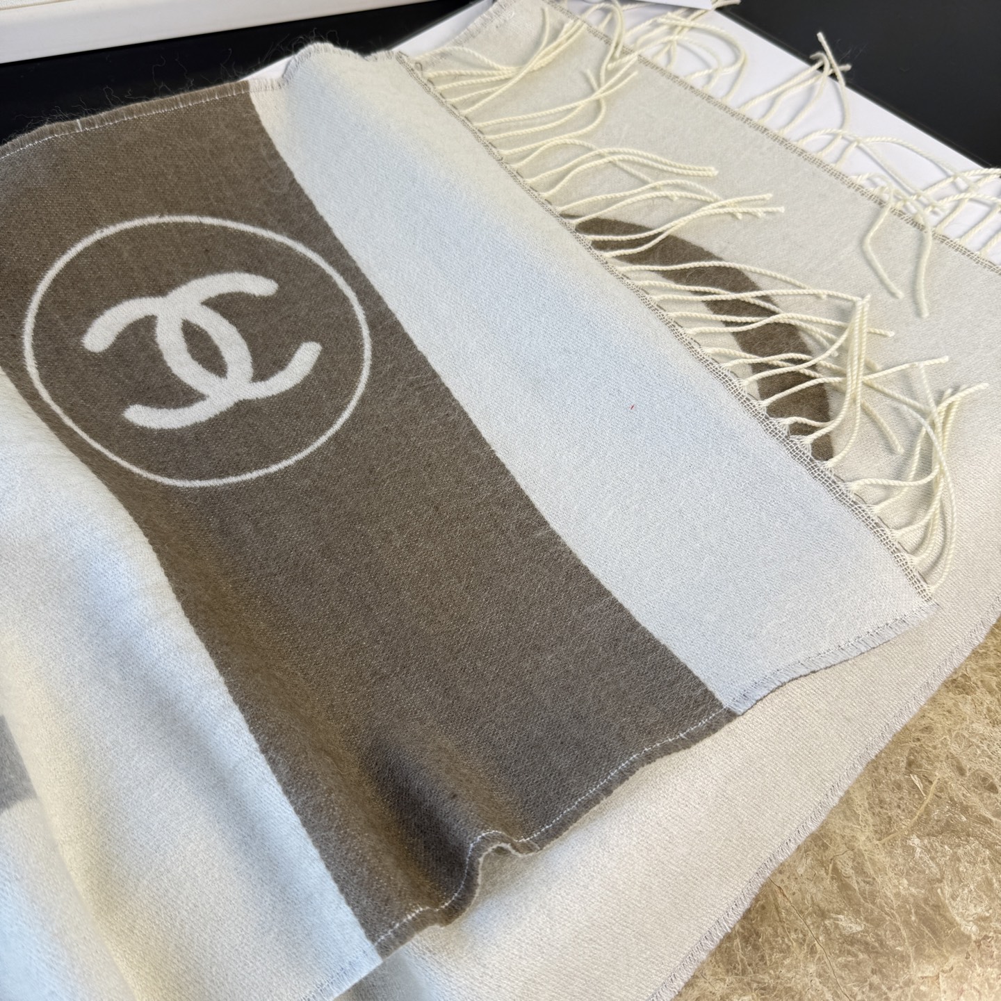 🆕Chanel · 香奈兒新品圍巾，這條必須推雖然是25C吊牌，但25。開始之後這條才進櫃有多種顏色可挑