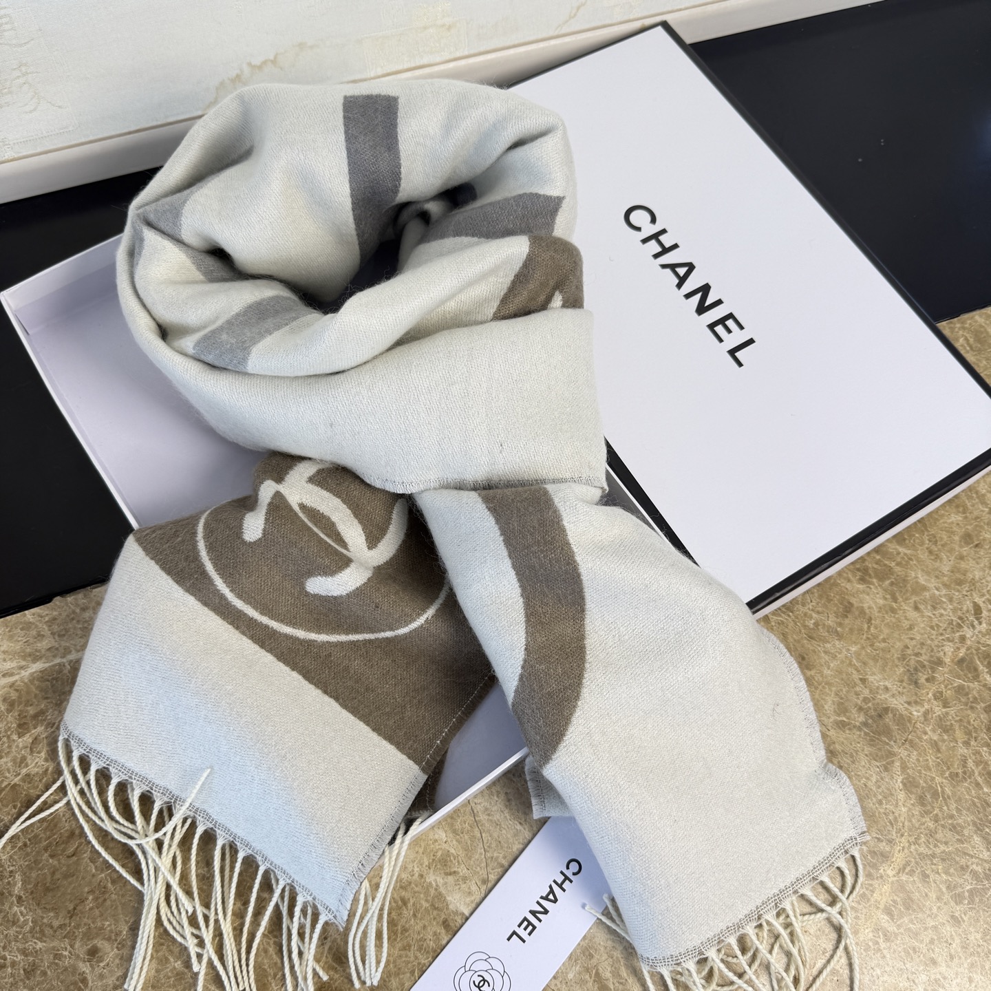 🆕Chanel · 香奈兒新品圍巾，這條必須推雖然是25C吊牌，但25。開始之後這條才進櫃有多種顏色可挑