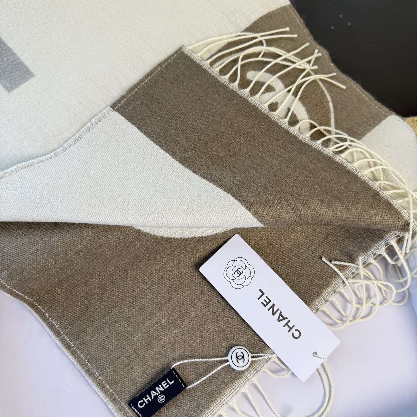 🆕Chanel · 香奈兒新品圍巾，這條必須推雖然是25C吊牌，但25。開始之後這條才進櫃有多種顏色可挑