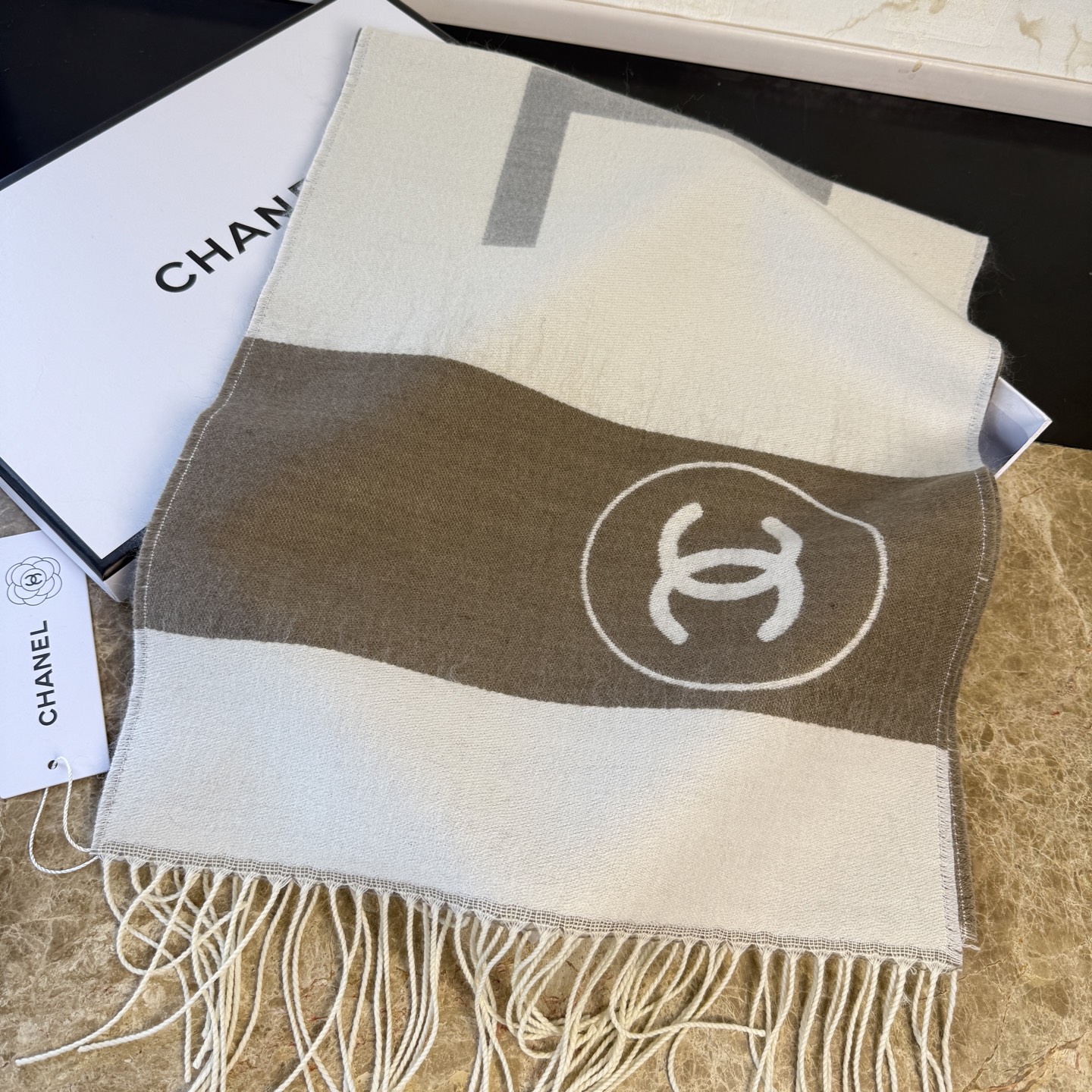 🆕Chanel · 香奈兒新品圍巾，這條必須推雖然是25C吊牌，但25。開始之後這條才進櫃有多種顏色可挑