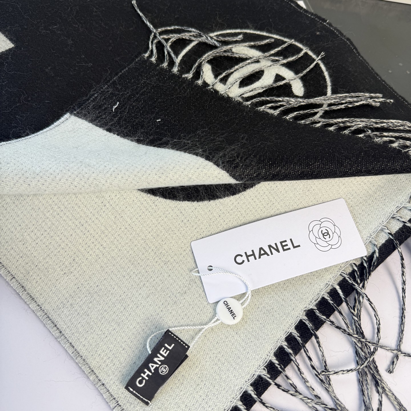🆕Chanel · 香奈兒新品圍巾，這條必須推雖然是25C吊牌，但25。開始之後這條才進櫃有多種顏色可挑