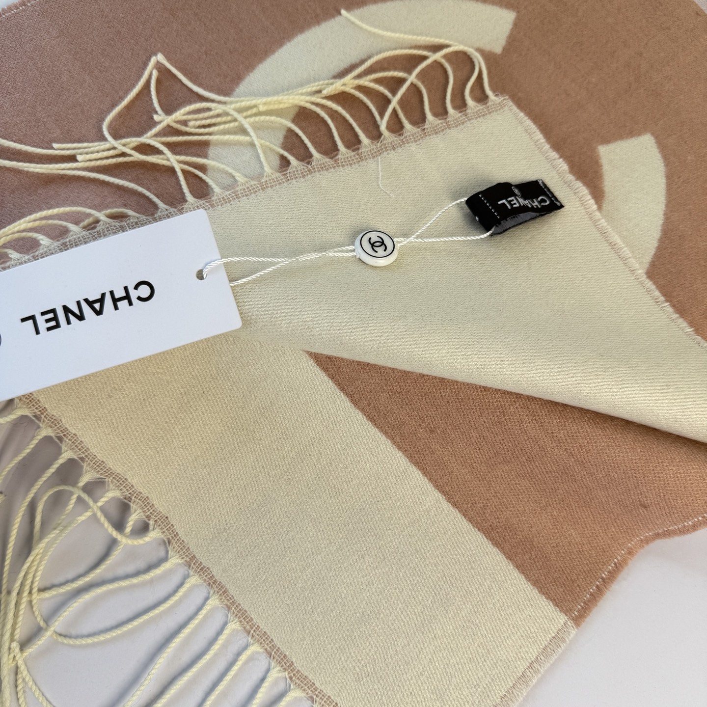 🆕Chanel · 香奈兒新品圍巾，這條必須推雖然是25C吊牌，但25。開始之後這條才進櫃有多種顏色可挑