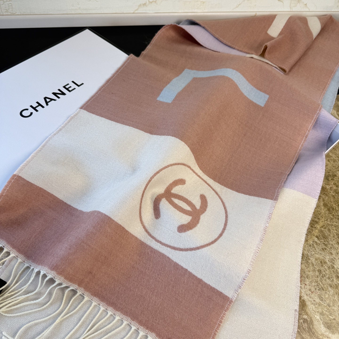🆕Chanel · 香奈兒新品圍巾，這條必須推雖然是25C吊牌，但25。開始之後這條才進櫃有多種顏色可挑