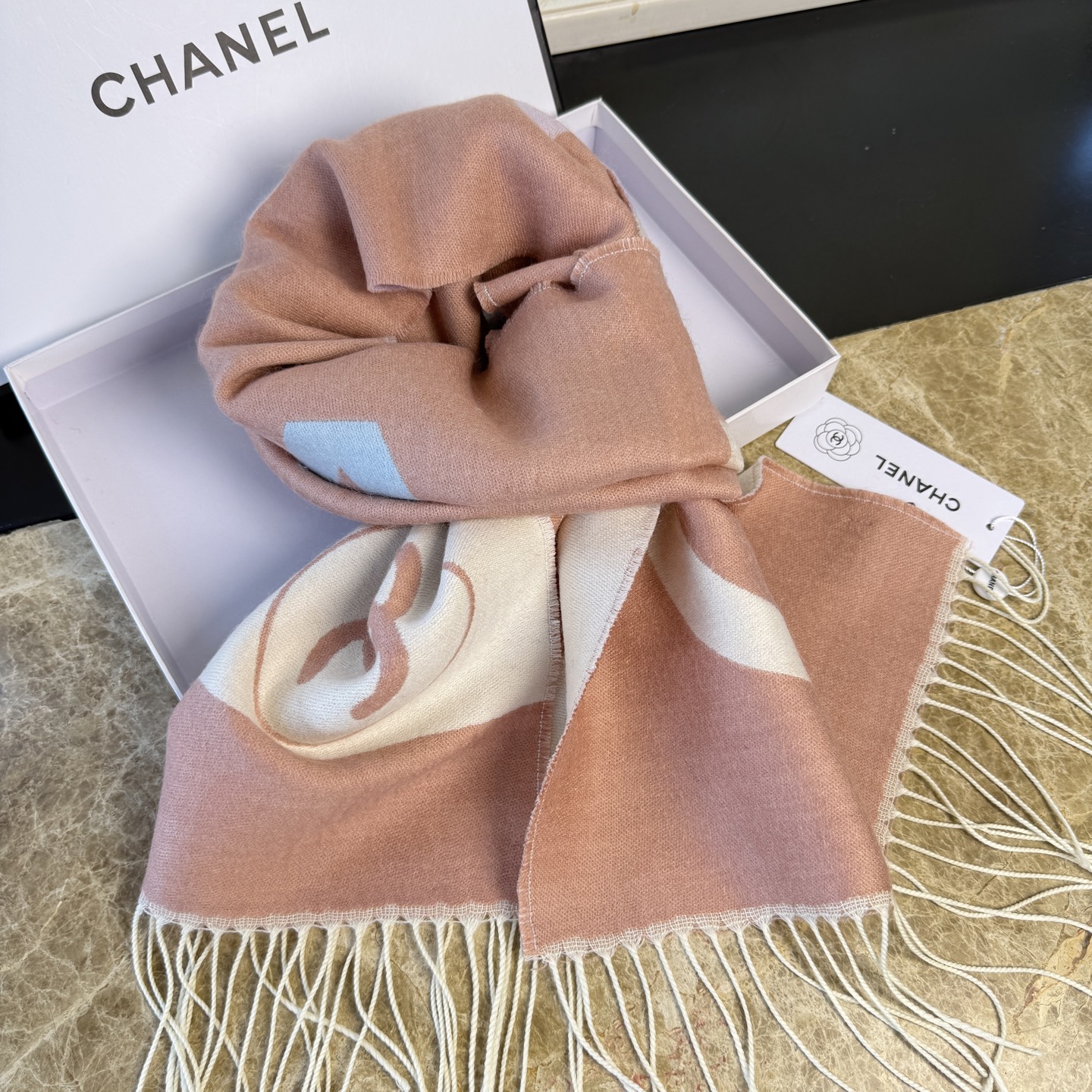 🆕Chanel · 香奈兒新品圍巾，這條必須推雖然是25C吊牌，但25。開始之後這條才進櫃有多種顏色可挑