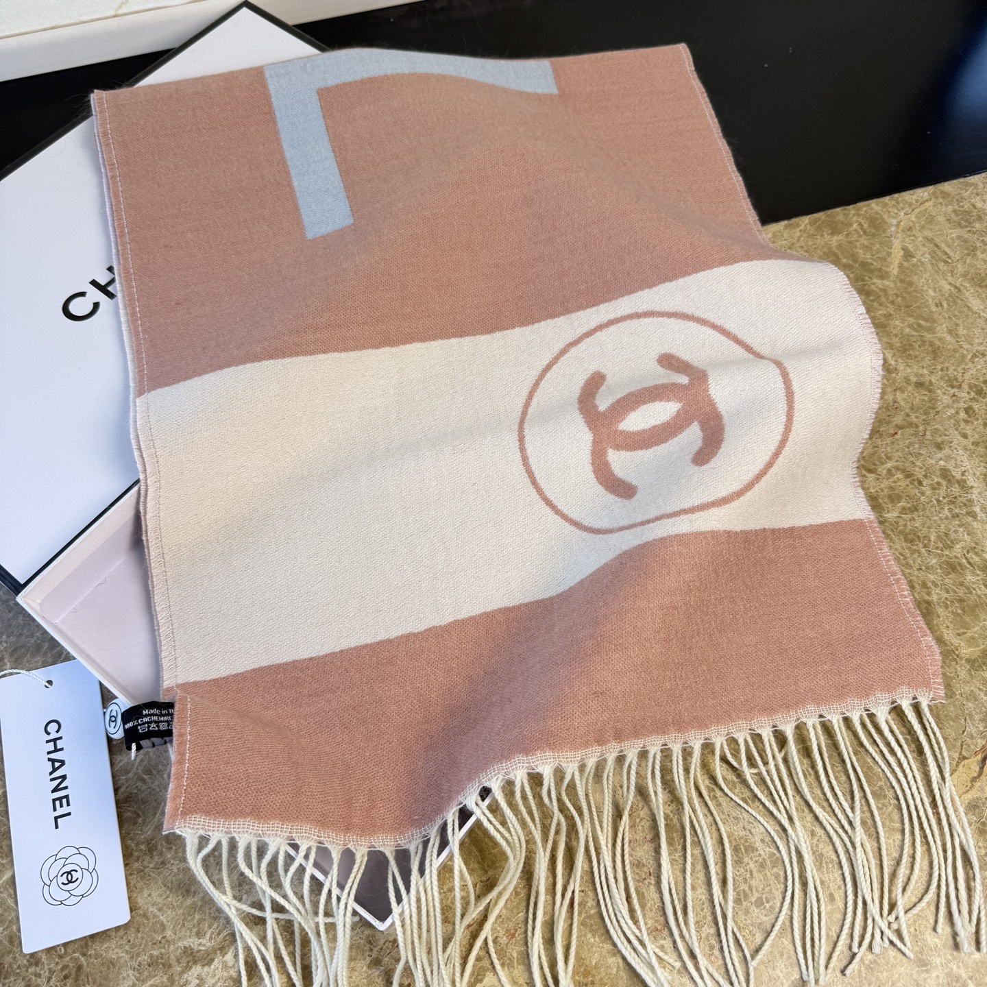 🆕Chanel · 香奈兒新品圍巾，這條必須推雖然是25C吊牌，但25。開始之後這條才進櫃有多種顏色可挑