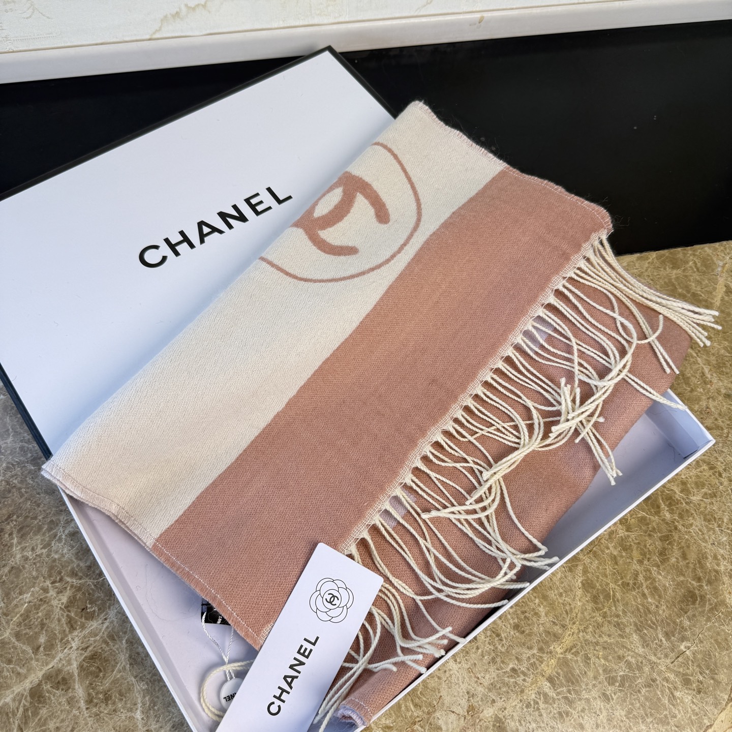 🆕Chanel · 香奈兒新品圍巾，這條必須推雖然是25C吊牌，但25。開始之後這條才進櫃有多種顏色可挑