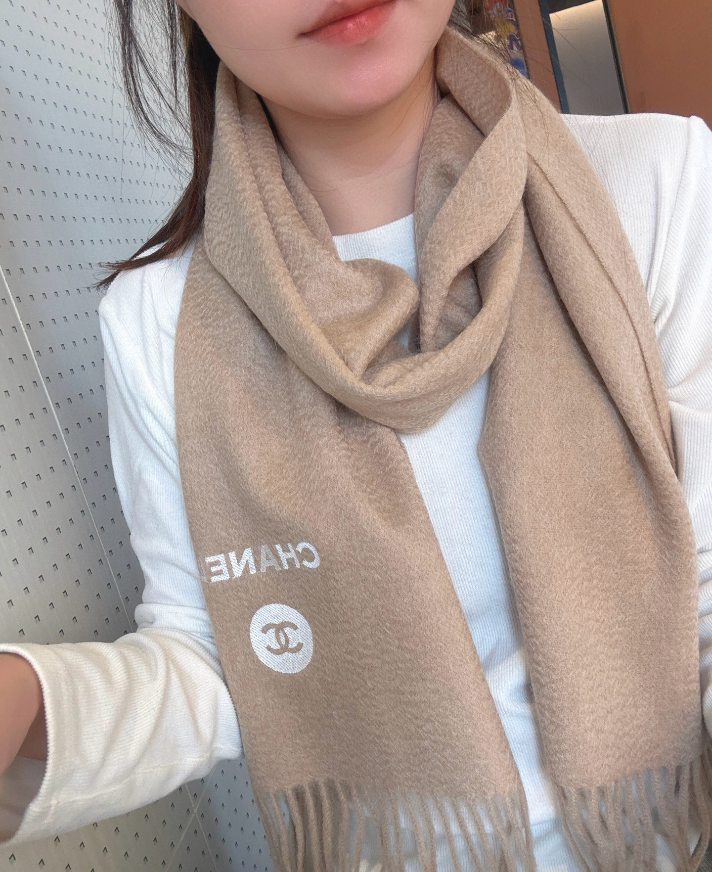 NO:581553,[Recommended Chanel fragrance powder is a must-have ~ high-end feeling, a must-have for socialites to be white and beautiful] Once you get it, you will understand what I mean, the best cashmere water ripple scarf, the ingredients support testing, the feel is soft and delicate, and the fried chicken is invincible. In short, both the fabric and the craftsmanship are the kind that look very good at a glance.  The high-end feeling logo part is different from the previous designs. The embroidery is very textured, elegant and tasteful, and the layers are layered to create a eye-catching and unobtrusive gorgeous lady style. You must know that this type of goods is only produced in small quantities. This batch of orders is also monitored very strictly. The quantity that comes out is very small. Some are fast, some are slow.  Specification 30*180cm material cashmere high version scarf, high version scarf, chanel19860909【重磅推荐Chanel香粉必入款~高级感,名媛白富美必备】拿到手你就懂我说的了,极品山羊绒水波纹小围巾,成份支持检测手感柔软细腻炒鸡无敌,总之无论是面料还是工艺都是那种一看就很高级的感觉Logo部分不同以往的设计,浮绣忒显质感,优雅有品味,层层叠叠出醒目而不张扬的华丽名媛风要知道这类货也只有少量生产,这批订单也是监控超级严格流出来的数量极少手快有手慢无 规格30*180cm 材质山羊绒高版本围巾,高版本围巾,chanel,scarf