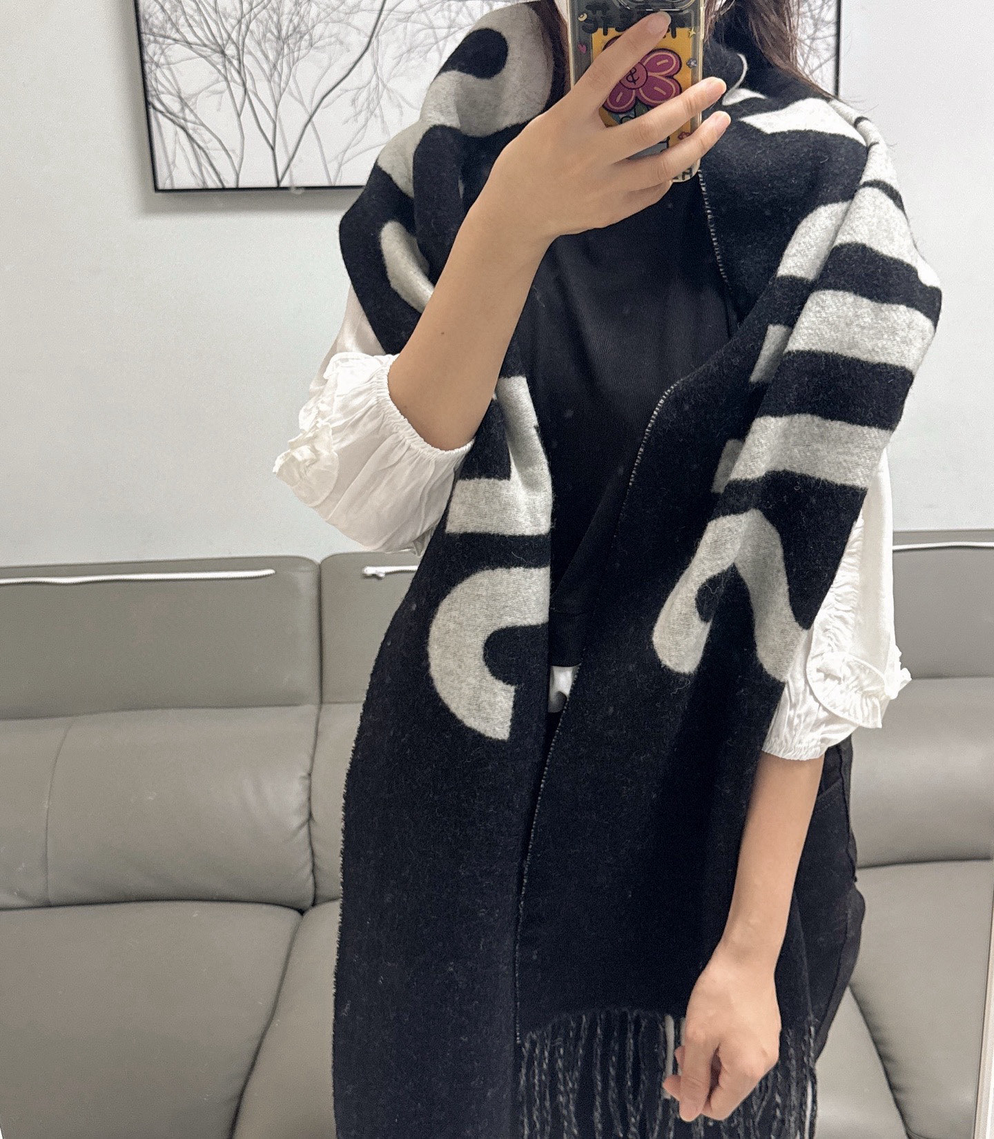 NO:581556,The JACQUEMUS double-sided scarf is really popular this year. I will definitely love this one this winter. It looks crazy and is so stylish and charming. It is a very elegant and fashionable autumn and winter item!  I really like it. It’s a very classic design of wool. It feels really great on the upper body and looks great on any waist!  !  This style is really worth buying with your eyes closed, and it can be easily worn by any age group!  !  !  35*180cm high version scarf, high version scarf19860909JACQUEMUS双面围巾今年真的被疯狂种草 今年冬天就非宠这条 好看的要疯掉了,太有型太有魅力了非常斯文时尚的秋冬单品！真的很喜欢,非常Classical的设计羊毛,手感真的绝了上身效果真的随便怎么围都好看！！这种款式真的闭着眼买,任何年龄层都轻松驾驭！！！35*180cm高版本围巾,高版本围巾,scarf