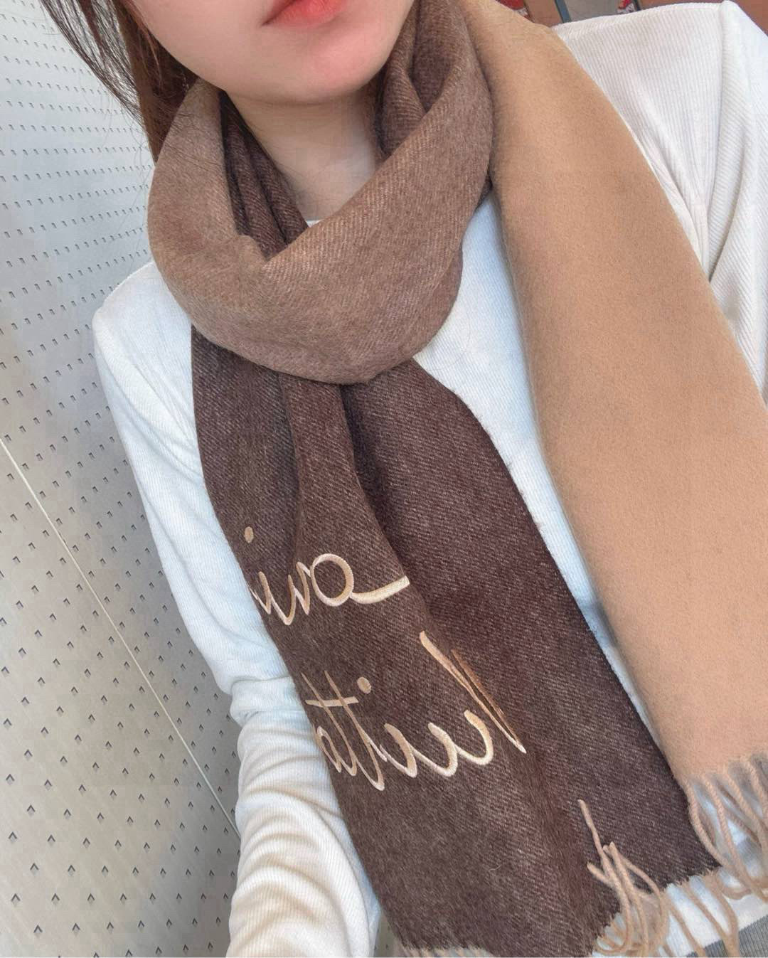 NO:581557,[Dalujia's new gradient scarf, exquisite and gentle color matching, super obsessed with temperament, low-key, quiet and elegant] Highly recommended, high-end, comfortable and fashionable temperament, simple but not simple, full of big-name style, Super Amway Dalu, this touch of softness touches the heart  Scarf, gradient color matching design with signature letter logo, the finishing touch without losing the beauty, the pursuit of successful people, the color is definitely a bit unique and fairy-like, the absolute best choice for couples, the color is elegant, not enchanting, size 30  x 180cm high version scarf,high version scarf,louis vuitton,louis vuitton19860909【大驴家新款渐变围巾,精致的温柔配色,超级迷恋气质低调恬静又不失优雅】重点推荐高级舒适时髦气质,简约却又不简单,大牌范十足,超级安利大驴这款触动内心的柔美围巾,渐变拼色的颜色设计搭配签名版字母logo,点睛之笔确又不失美感,成功人士的追求,色彩绝对有点独有的仙气,绝对的情侣款不二之选,颜色淡雅,不妖娆规格30 x 180cm高版本围巾,高版本围巾,louis vuitton,louis vuitton,scarf