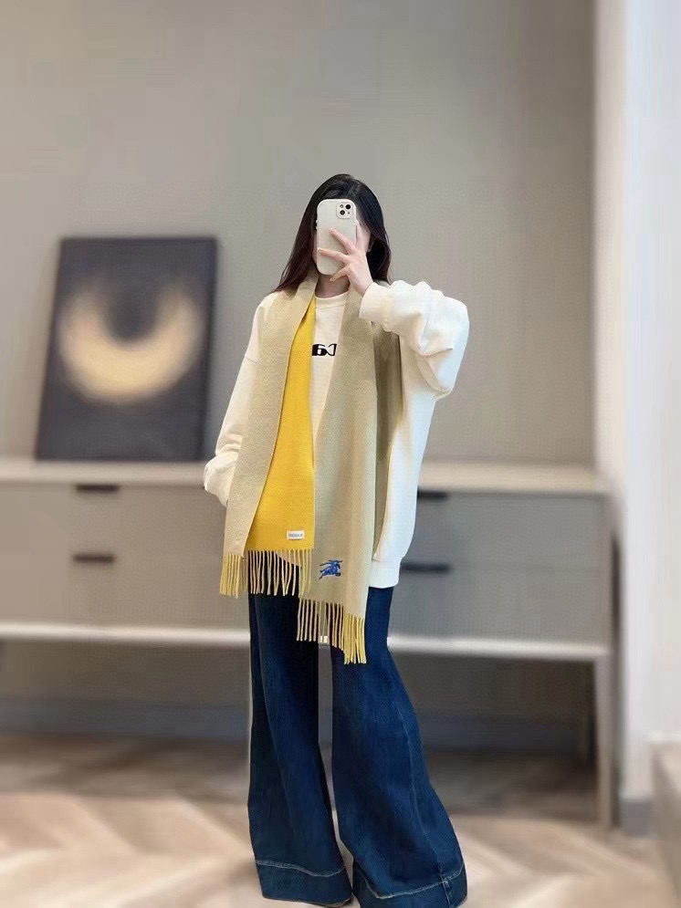 NO:574899,[Double-sided plain embroidered long scarf] Newly released on the official website simultaneously Size 168x30cm Sheep wool Lazy and comfortable atmosphere Good-looking classic size Soft but not heavy, excellent match positioning Equestrian knight logo embroidery Simple fashion and timeless double-sided style ~ Same style for men and women High version scarf, high version scarf19860909【双面素色刺绣长巾】官网同步上新 Size168x30cm 绵羊毛 慵懒自在的氛围感 好好看呀经典尺寸 轻柔不厚重,极好搭配定位马术骑士徽标刺绣简约时尚永不过时双面风格～男女同款 高版本围巾,高版本围巾,scarf