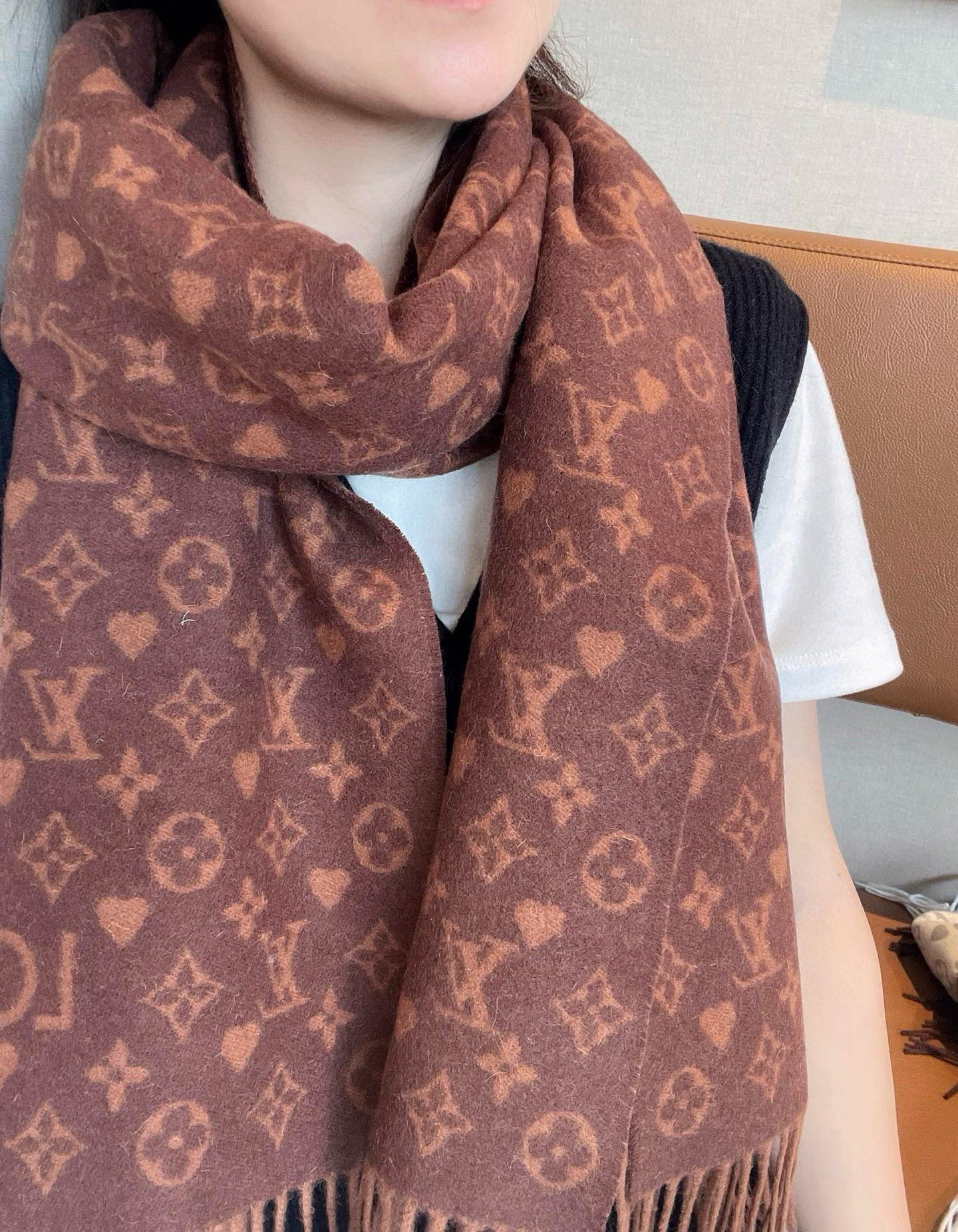 NO:574624,Limited series of cashmere scarves with the classic small logo of Dalujia. ◎ The full of small hearts are super cute and cute. They are both playful and gentle. They come in classic black and gray and gentle milk tea colors. This is a popular product that people queue up to pre-order at the counter this season. It is also a style that even if you have money, you can’t buy it. This year’s best-looking and most cheating scarf and shawl, a popular style for celebrities.  High-end winter selection, cashmere, size 45*190cm, just the right size for scarf and shawl. High version scarf, high version scarf, louis vuitton, louis vuitton, shawls19860909大驴家经典小Logo满桃心款限定系列羊绒围巾◎满满的小桃心超级无敌小可爱,既俏皮又温柔,经典黑灰和温柔奶茶色,专柜当季排长队预定的大牛货,又是有钱也买不到的款,本年度最好看最流弊的围巾小披肩,明星上身热款 冬季高端甄选,羊绒,尺寸45*190cm刚刚好的size围巾披肩两用.高版本围巾,高版本围巾,louis vuitton,louis vuitton,shawls,scarf