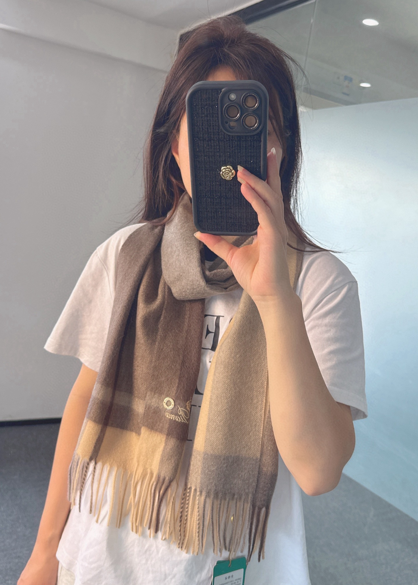 NO:581560,Loro Piana ·  Nuoyou Panya's new autumn and winter product [the best cashmere water ripple plaid scarf] is too expensive to give away and keep for yourself. It is a new product, a hot model, the best hard goods from the channel ~ exported directly to Italy, the last order of the counter is very small, and the cashmere fabric is supplied by customers.  , feels soft and waxy, and has been treated with 'trembling', which creates the best water ripples in the eyes. The fabric is more shiny and the brightness of the colors is increased. LP has always strictly selected the highest quality cashmere as the benchmark. Without contrast, there is no harm. The world  The top-grade cashmere uses the 'water ripple' high-grade texture to make the scarf extremely luxurious, and it also increases the beauty and functionality. There must be two of each color, so there is no headache in matching and no regrets for ten thousand years. What is particularly recommended is that this model is a plaid color series, carefully selected popular colors, the color is bright and high-end, and all colors can be matched with each other in the whole family. 32*180cm, Albas cashmere high version scarf, high version scarf, loro  piana,loro piana19860909Loro Piana · 诺悠翩雅秋冬新品【极品山羊绒水波纹格纹围巾】送人自留都太高大上了重磅上新,爆款爆款,渠道极品硬货～出口意大利直供专柜尾单到手数量极少,客供面料羊绒,手感软糯,经“颤栗”处理,秋波暗送极品水波纹,面料更有光泽,也增加了色彩的鲜艳度LP一直以严格选用最高品质的羊绒为基准,没有对比就没有伤害,世界最顶级羊绒,更是采用“水波纹”高级纹路更是让围巾奢华到不行,更是增加了美感和功能性,每色必留两条,搭配不头疼,不留后悔一万年,特别值得推荐的是,此款是格纹色系,精挑细选的流行配色,色彩感鲜明又高级的感觉全家哪个颜色都可以互相搭配32*180cm,阿尔巴斯山羊绒高版本围巾,高版本围巾,loro piana,loro piana,scarf