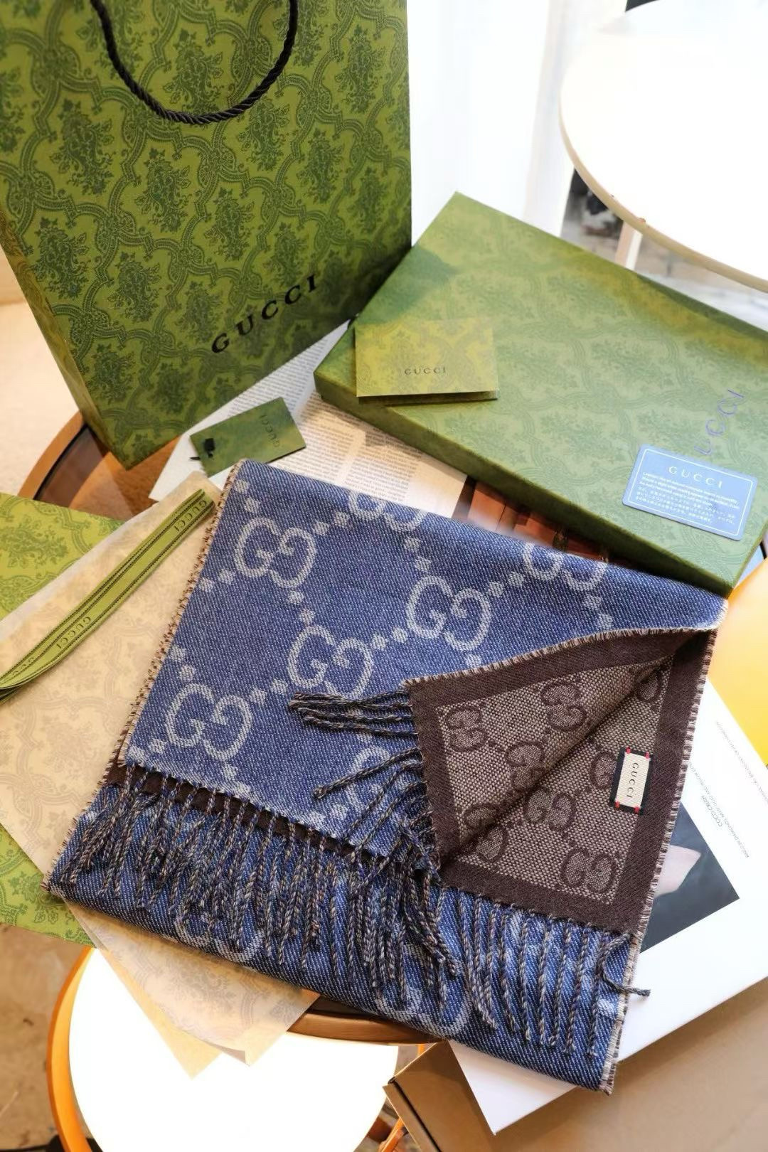 NO:581580,Gucci's new scarf, the same style for men and women, this contrasting color is so classic, the texture does not pierce the neck, and it is very white, low-key luxury, extremely soft and elegant, elite expert level fashionable scarf. The more I look at this Gucci wool jacquard scarf, the more fashionable it becomes. The craftsmanship and color matching are not ordinary. I really like this expert level fashion sense. Fashionable people with attitude will definitely like it!  This kind of design is more stretched, more advanced, more grand, and more worthy of recommendation. Holding the scarf in your hand feels like holding a cloud, and the airy feeling is really very advanced. Finally, the biggest feature is the design sense of jacquard craftsmanship, which perfectly presents the classic gg logo in another way!  34*194cm, Laine wool, untied and textured high version scarf, high version scarf, gucci19860909Gucci新款围巾,男女同款这个撞色实在太经典啦,质地不扎脖子,而且很显白,低调的奢侈感极品柔美精英高手级别的时髦感围巾这款Gucci羊毛提花围巾越看越爱,越看越时髦这种工艺和配色一看就知道不是一般的,非常非常喜欢这种高手级别的时髦感,有态度的时髦人一定会喜欢！这样的设计更舒展,更高级,更大气,更加经得起推荐围巾握在手里就跟握着云朵般的仍空气绵绵感真的非常高级最后,这个最大的特色还有提花工艺的设计感,将经典的gglogo另一种完美呈现！34*194cm,莱恩羊毛,手感不扎有质感高版本围巾,高版本围巾,gucci,scarf