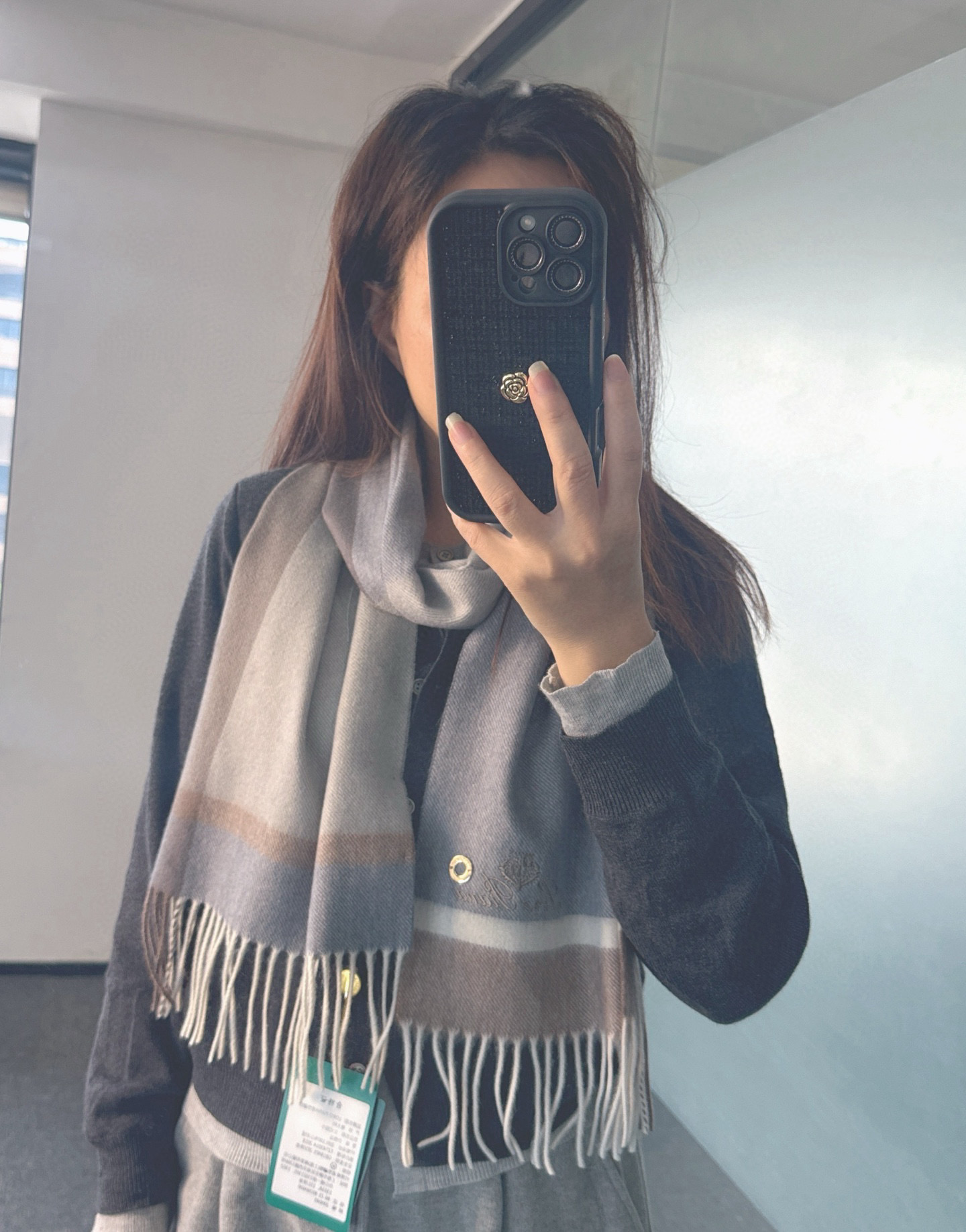 NO:581593,Loro Piana ·  Nuoyou Panya's new autumn and winter product [the best cashmere water ripple plaid scarf] is too expensive to give away and keep for yourself. It is a new product, a hot model, the best hard goods from the channel ~ exported directly to Italy, the last order of the counter is very small, and the cashmere fabric is supplied by customers.  , feels soft and waxy, and has been treated with 'trembling', which creates the best water ripples in the eyes. The fabric is more shiny and the brightness of the colors is increased. LP has always strictly selected the highest quality cashmere as the benchmark. Without contrast, there is no harm. The world  The top-grade cashmere uses the 'water ripple' high-grade texture to make the scarf extremely luxurious, and it also increases the beauty and functionality. There must be two of each color, so there is no headache in matching and no regrets for ten thousand years. What is particularly recommended is that this model is a plaid color series, carefully selected popular colors, the color is bright and high-end, and all colors can be matched with each other in the whole family. 32*180cm, Albas cashmere high version scarf, high version scarf, loro  piana,loro piana19860909Loro Piana · 诺悠翩雅秋冬新品【极品山羊绒水波纹格纹围巾】送人自留都太高大上了重磅上新,爆款爆款,渠道极品硬货～出口意大利直供专柜尾单到手数量极少,客供面料羊绒,手感软糯,经“颤栗”处理,秋波暗送极品水波纹,面料更有光泽,也增加了色彩的鲜艳度LP一直以严格选用最高品质的羊绒为基准,没有对比就没有伤害,世界最顶级羊绒,更是采用“水波纹”高级纹路更是让围巾奢华到不行,更是增加了美感和功能性,每色必留两条,搭配不头疼,不留后悔一万年,特别值得推荐的是,此款是格纹色系,精挑细选的流行配色,色彩感鲜明又高级的感觉全家哪个颜色都可以互相搭配32*180cm,阿尔巴斯山羊绒高版本围巾,高版本围巾,loro piana,loro piana,scarf