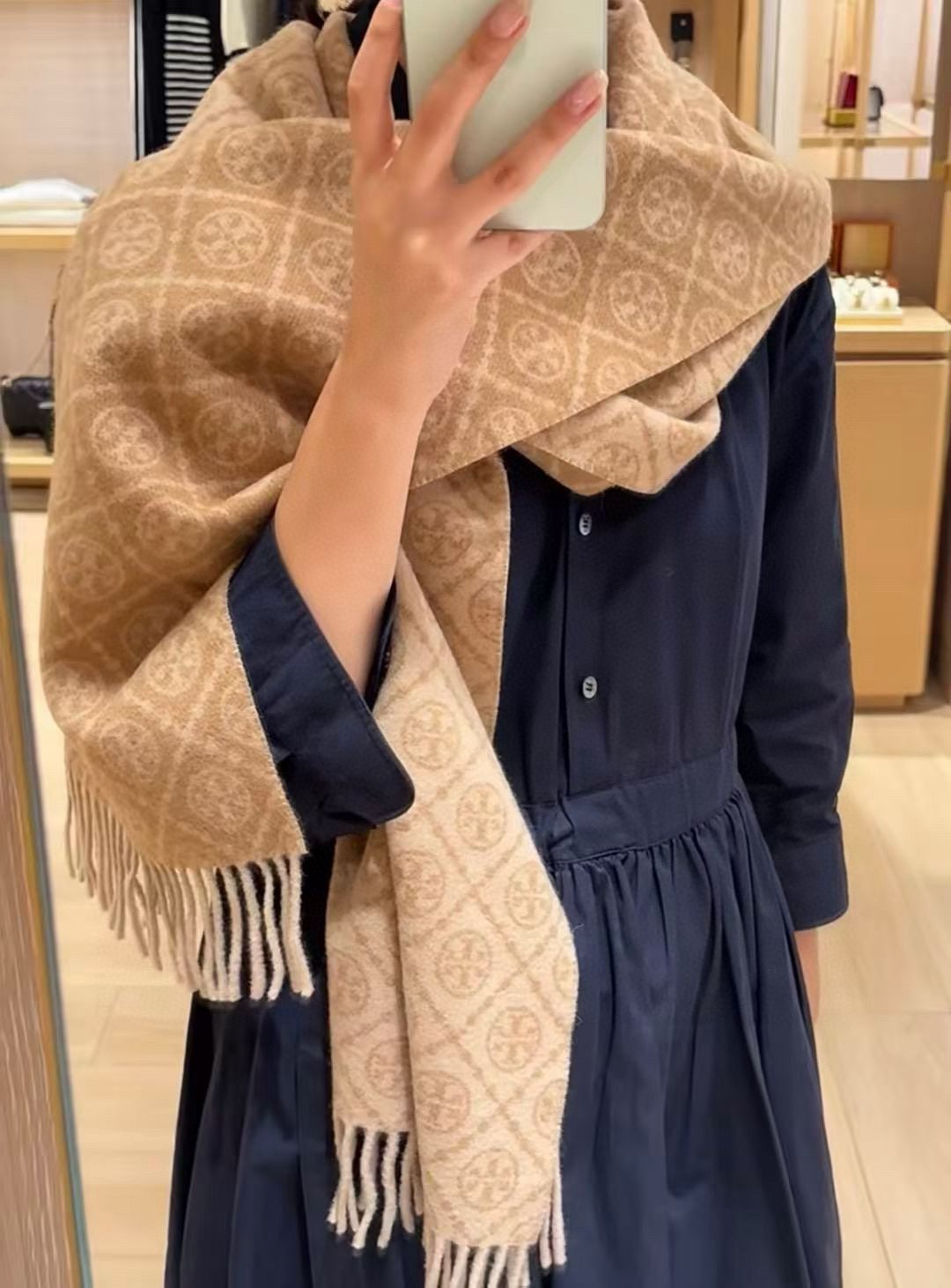 NO:587320,[TORY BURCH · Tory BURCH] The counter has new products at the same time. I am very lucky to get something from this brand. It is really rare. It rarely places orders in China and has really few styles. It is a poor top luxury brand. It adheres to tradition, craftsmanship, enthusiasm, and exudes a unique aristocratic atmosphere! This model is a customized model for the counter’s display window! The overall composition of the scarf is the most classic LOGO style design of their brand. Specification: 30 * 190 high version scarf, high version scarf, burberry19860909【TORY BURCH · 托里伯奇】专柜同步上新很幸运拿到這个品牌的东西,真的不多见,很少在国內做订单,款式真的少的可怜顶尖奢侈品牌,秉承传统,技艺,热诚,散发独特的贵族气息！本款为专柜的橱窗定制款！围巾整体构图为他们品牌最经典的LOGO风格设计.规格30 *190高版本围巾,高版本围巾,burberry,scarf