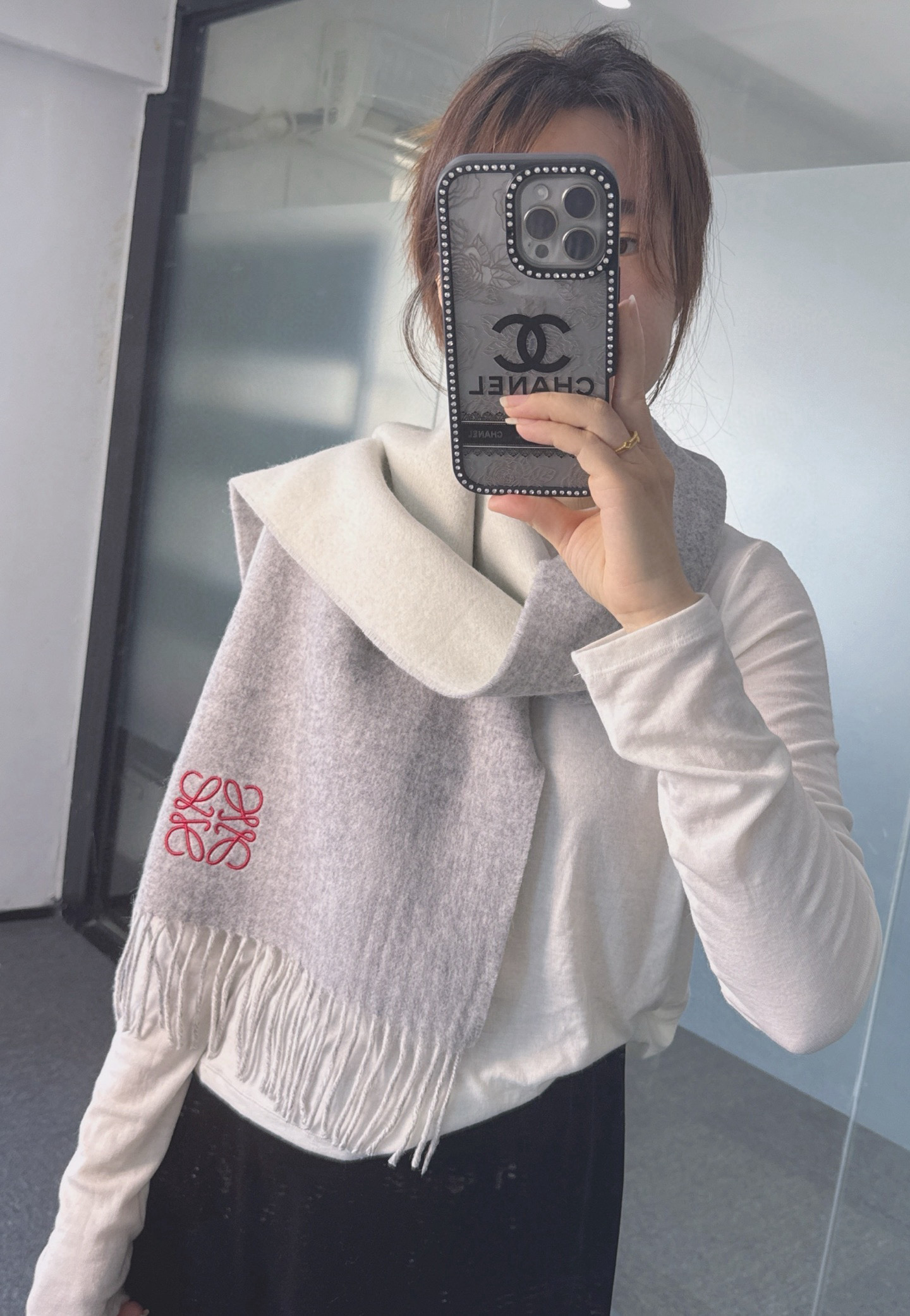 NO:587321,【 Loewe ·  Loewe's rare and gentle color matching, low-key yet elegant] Highly recommend the double-sided color matching, a scarf with two styles, high-end, comfortable and fashionable temperament, a niche name, but full of big-name style, super Amway loewe's soft scarf that touches the heart, extremely  The simple colors are matched with the eye-catching color-changing logo, which is the finishing touch without losing the beauty. It is the pursuit of successful people. The color is absolute and has a unique fairy spirit. It is definitely the best choice for couples. The color is elegant and not enchanting. The original special matte yarn has excellent quality. Specification 30  x 180cm high version scarf, high version scarf, loewe, loewe19860909【 Loewe · 罗意威难得一见的温柔配色,低调又不失优雅】重点推荐双面配色,一条围巾两种风格搭配,高级舒适时髦气质,名小众,却大牌范十足,超级安利loewe这款触动内心的柔美围巾,极其简单的颜色搭配抢眼的变色logo,点睛之笔确又不失美感,成功人士的追求,色彩绝对,有点独有的仙气,绝对的情侣款不二之选,颜色淡雅,不妖娆原版专用哑光纱线,质量超赞规格30 x 180cm高版本围巾,高版本围巾,loewe,loewe,scarf