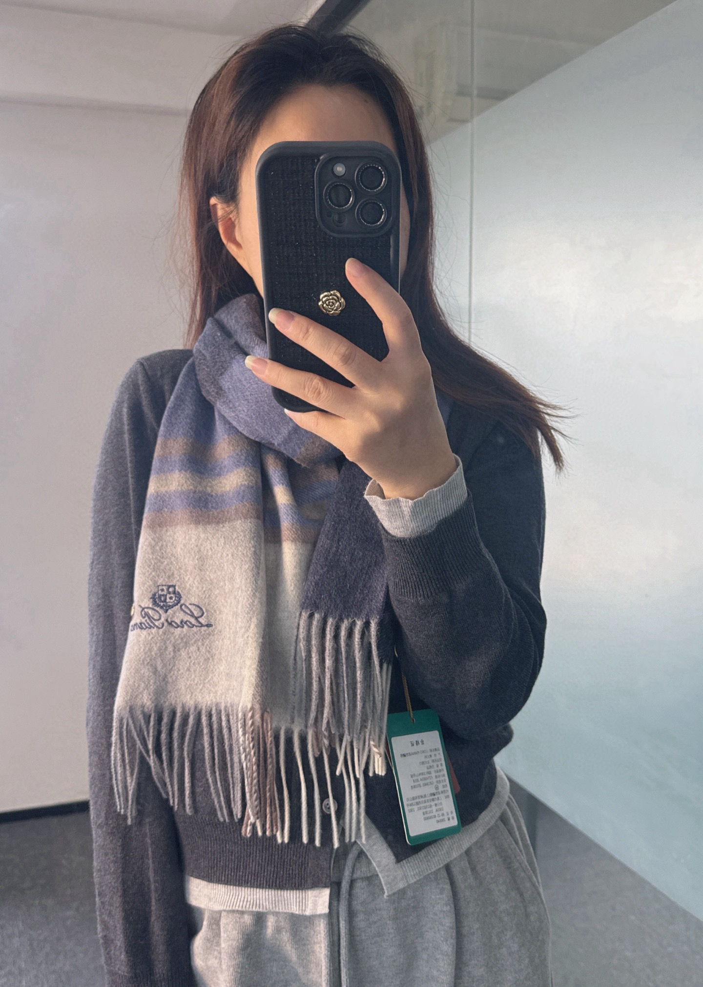 NO:587325,Loro Piana ·  Nuoyou Panya's new autumn and winter product [the best cashmere water ripple plaid scarf] is too expensive to give away and keep for yourself. It is a new product, a hot model, the best hard goods from the channel ~ exported directly to Italy, the last order of the counter is very small, and the cashmere fabric is supplied by customers.  , feels soft and waxy, and has been treated with 'trembling', which creates the best water ripples in the eyes. The fabric is more shiny and the brightness of the colors is increased. LP has always strictly selected the highest quality cashmere as the benchmark. Without contrast, there is no harm. The world  The top-grade cashmere uses the 'water ripple' high-grade texture to make the scarf extremely luxurious, and it also increases the beauty and functionality. There must be two of each color, so there is no headache in matching and no regrets for ten thousand years. What is particularly recommended is that this model is a plaid color series, carefully selected popular colors, the color is bright and high-end, and all colors can be matched with each other in the whole family. 32*180cm, Albas cashmere high version scarf, high version scarf, loro  piana,loro piana19860909Loro Piana · 诺悠翩雅秋冬新品【极品山羊绒水波纹格纹围巾】送人自留都太高大上了重磅上新,爆款爆款,渠道极品硬货～出口意大利直供专柜尾单到手数量极少,客供面料羊绒,手感软糯,经“颤栗”处理,秋波暗送极品水波纹,面料更有光泽,也增加了色彩的鲜艳度LP一直以严格选用最高品质的羊绒为基准,没有对比就没有伤害,世界最顶级羊绒,更是采用“水波纹”高级纹路更是让围巾奢华到不行,更是增加了美感和功能性,每色必留两条,搭配不头疼,不留后悔一万年,特别值得推荐的是,此款是格纹色系,精挑细选的流行配色,色彩感鲜明又高级的感觉全家哪个颜色都可以互相搭配32*180cm,阿尔巴斯山羊绒高版本围巾,高版本围巾,loro piana,loro piana,scarf