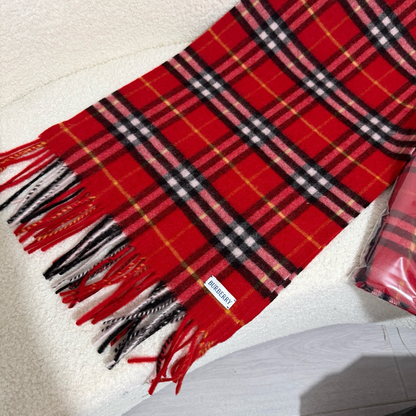 🆕【Burberry圣诞款羊绒带芯片版本】金婧张婧仪周洁琼同款围巾新年福利苏格兰大红格围巾，走英国的单，
