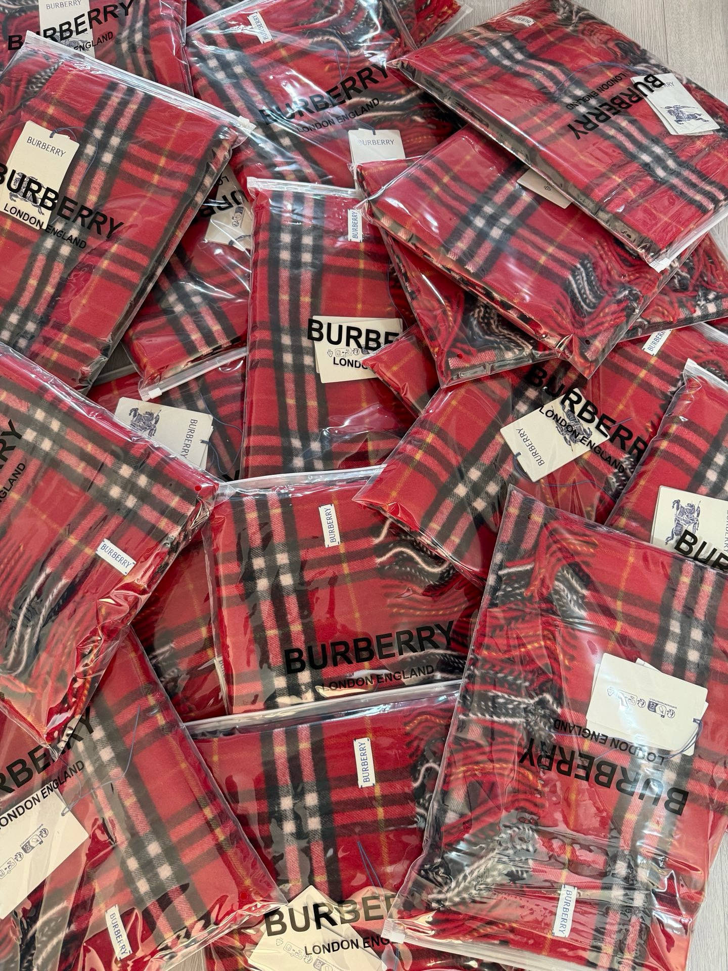 🆕【Burberry圣诞款羊绒带芯片版本】金婧张婧仪周洁琼同款围巾新年福利苏格兰大红格围巾，走英国的单，