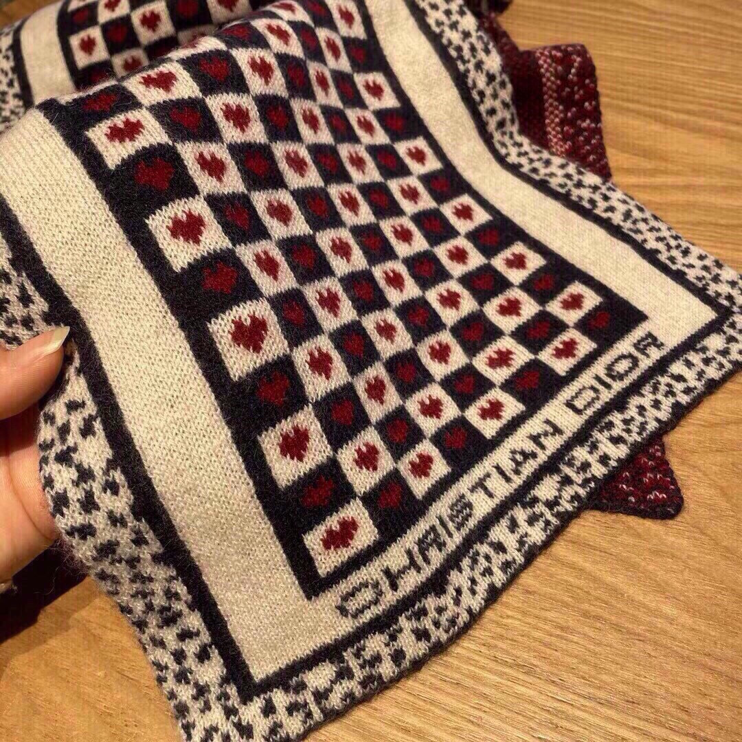 🆕Dior · 经典爱心❤️针织长巾‼️永远不出错的出场方式，既使再过多少年都是如此❤️TA的高级与优雅