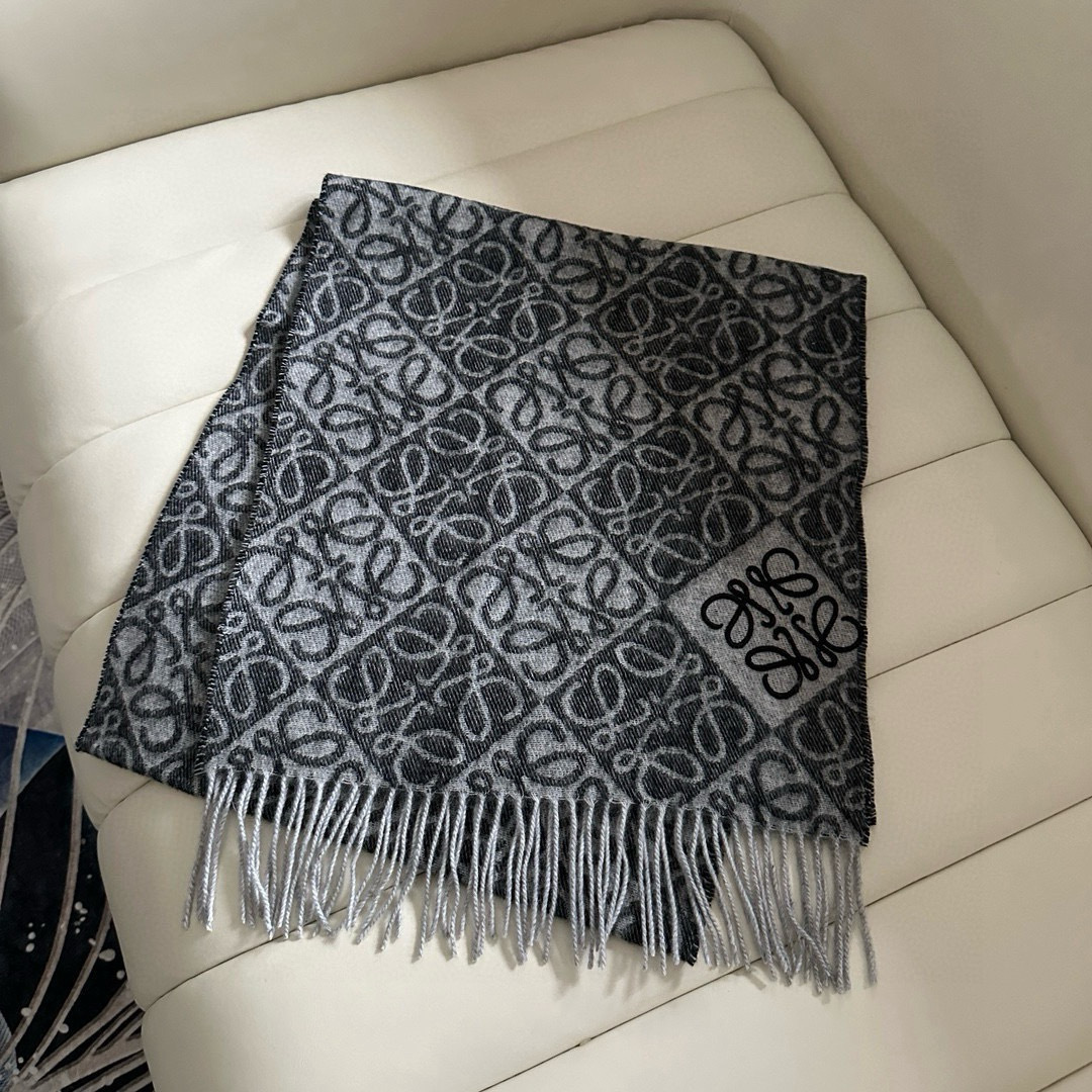 🆕高版植绒版本 · LOEWE罗意威新款最火围巾，双面羊毛和羊绒围巾，角落饰有 Anagram 簇绒刺绣