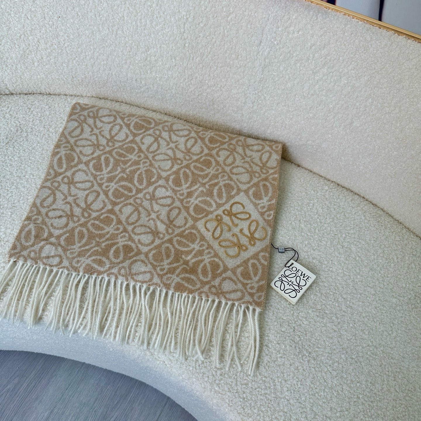 🆕高版植绒版本 · LOEWE罗意威新款最火围巾，双面羊毛和羊绒围巾，角落饰有 Anagram 簇绒刺绣