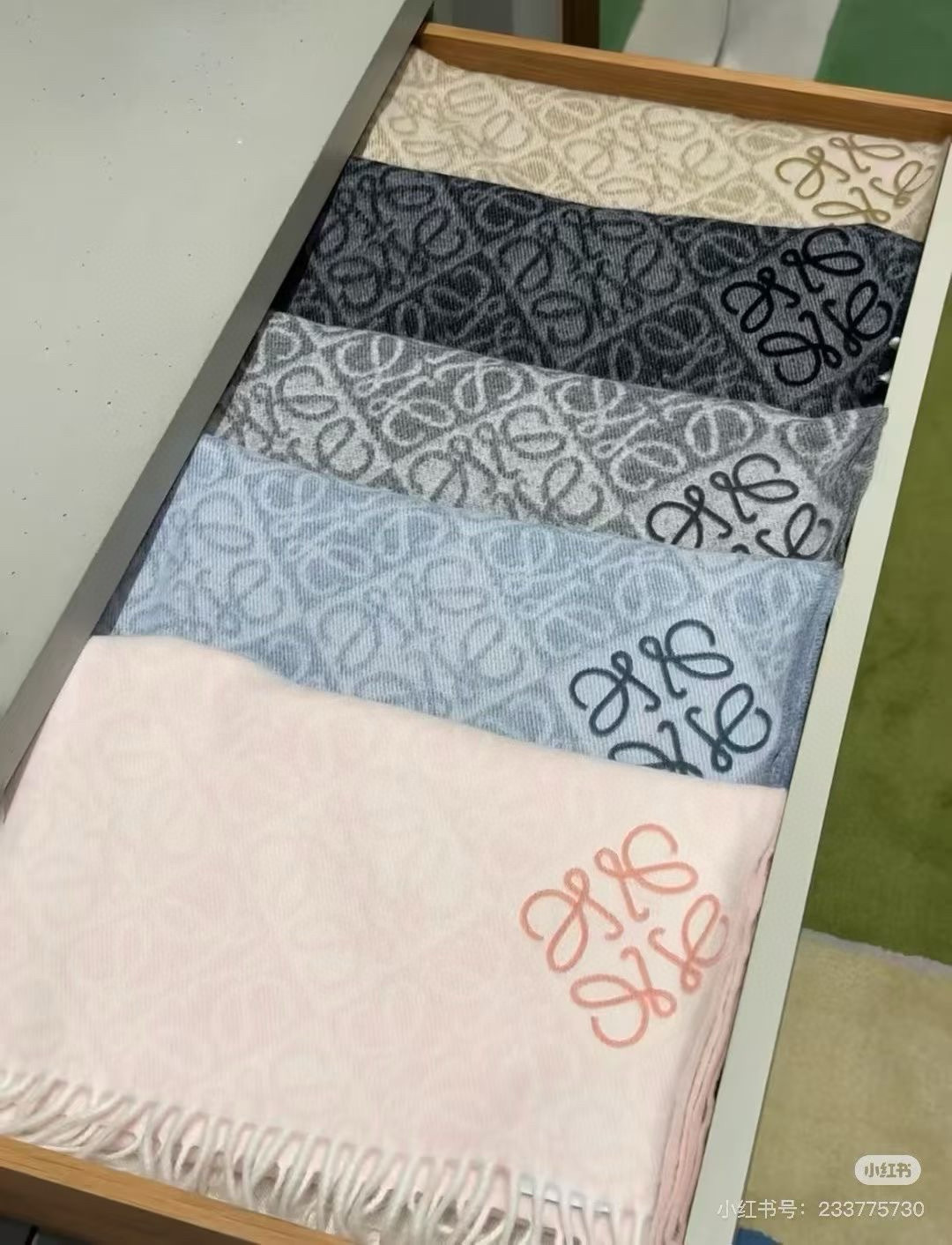 🆕高版植绒版本 · LOEWE罗意威新款最火围巾，双面羊毛和羊绒围巾，角落饰有 Anagram 簇绒刺绣