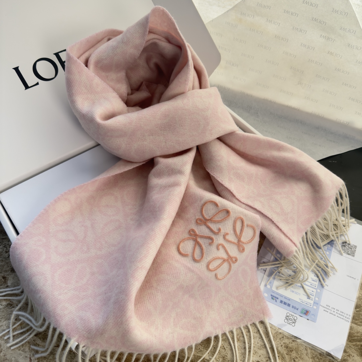 🆕高版植绒版本 · LOEWE罗意威新款最火围巾，双面羊毛和羊绒围巾，角落饰有 Anagram 簇绒刺绣