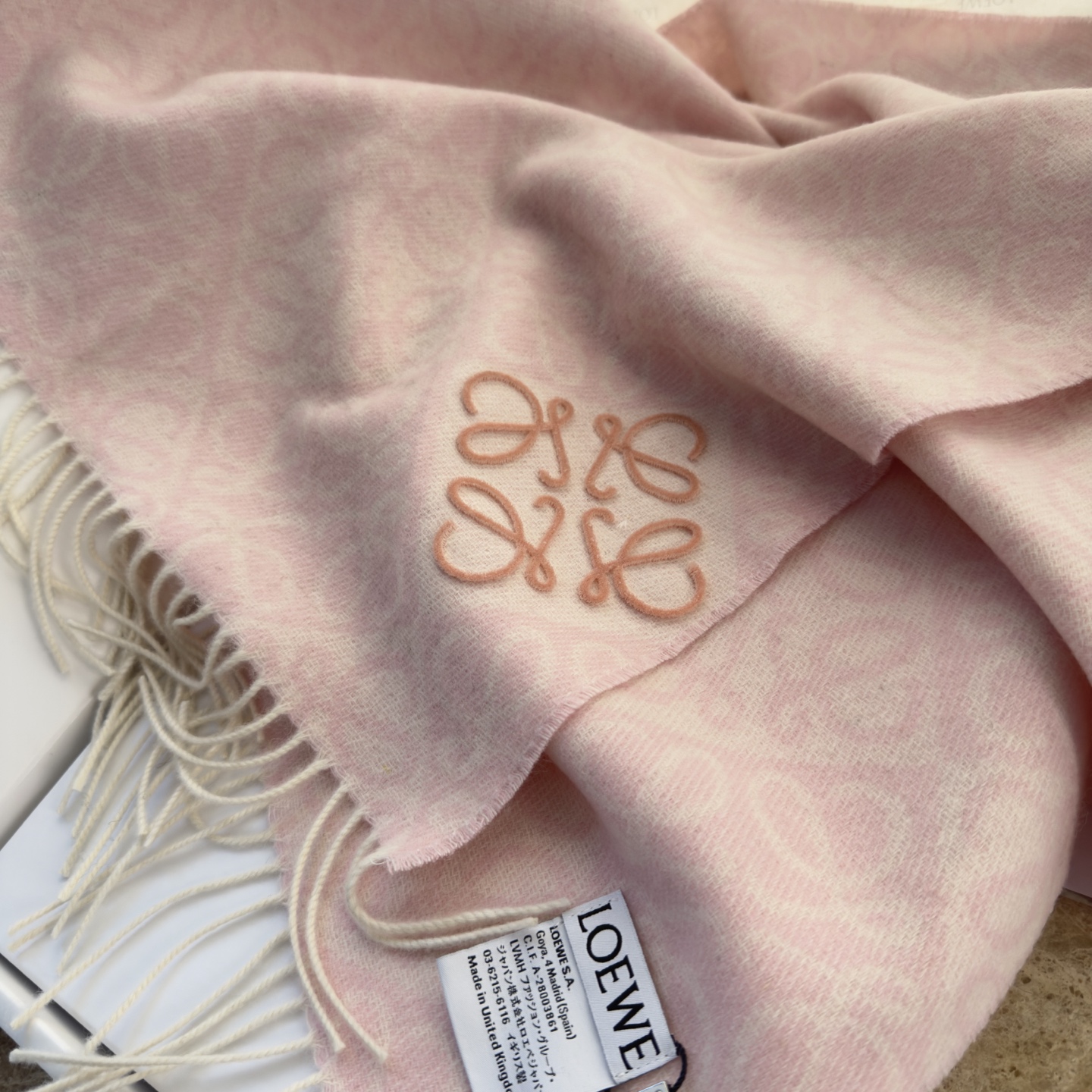 🆕高版植绒版本 · LOEWE罗意威新款最火围巾，双面羊毛和羊绒围巾，角落饰有 Anagram 簇绒刺绣