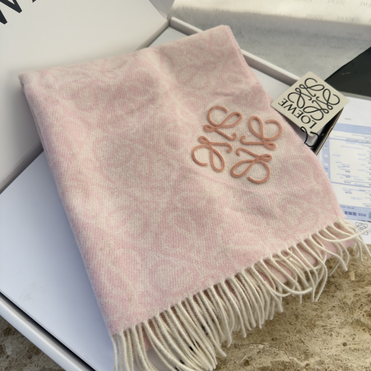 🆕高版植绒版本 · LOEWE罗意威新款最火围巾，双面羊毛和羊绒围巾，角落饰有 Anagram 簇绒刺绣