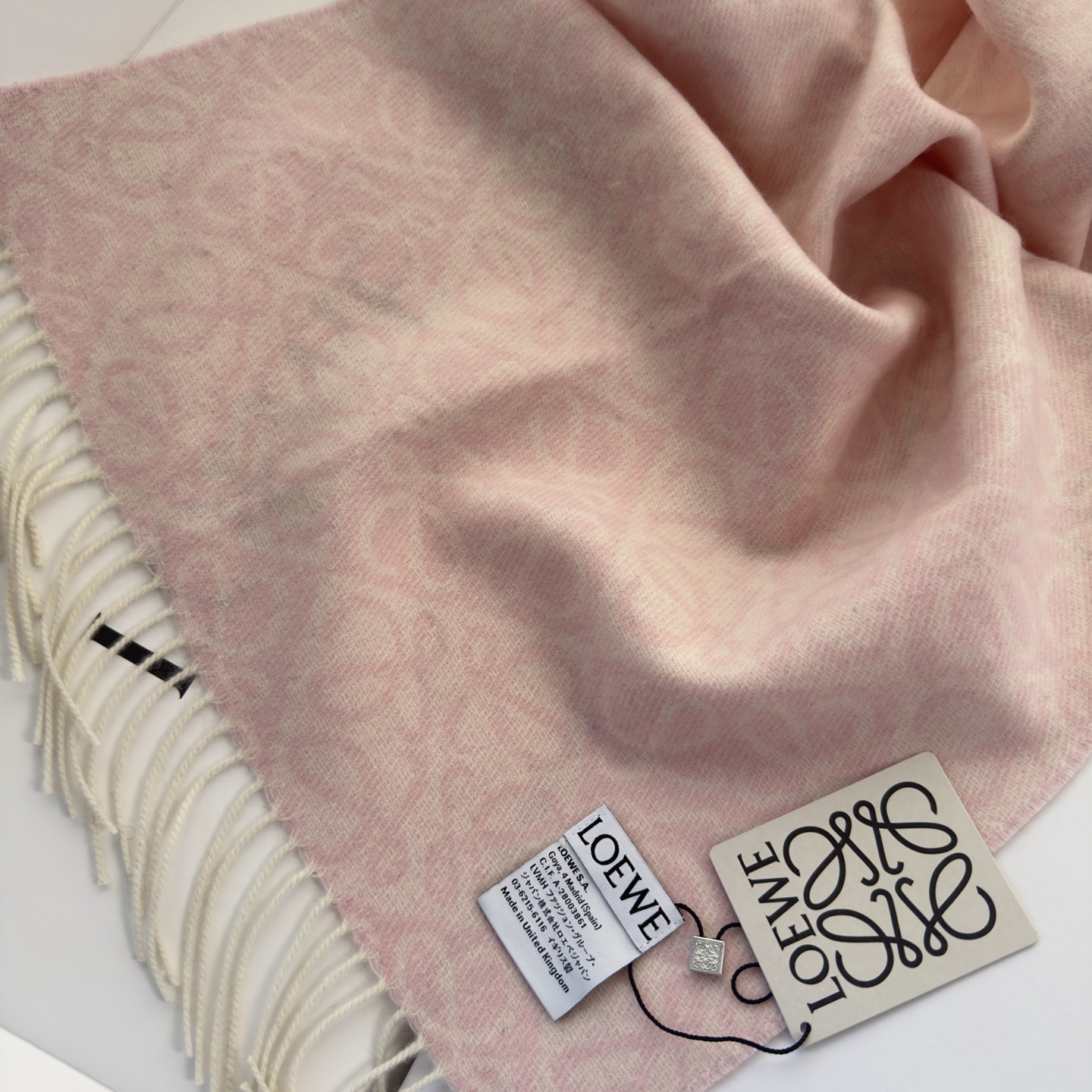 🆕高版植绒版本 · LOEWE罗意威新款最火围巾，双面羊毛和羊绒围巾，角落饰有 Anagram 簇绒刺绣