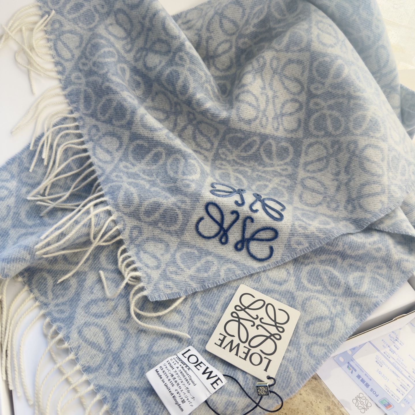 🆕高版植绒版本 · LOEWE罗意威新款最火围巾，双面羊毛和羊绒围巾，角落饰有 Anagram 簇绒刺绣