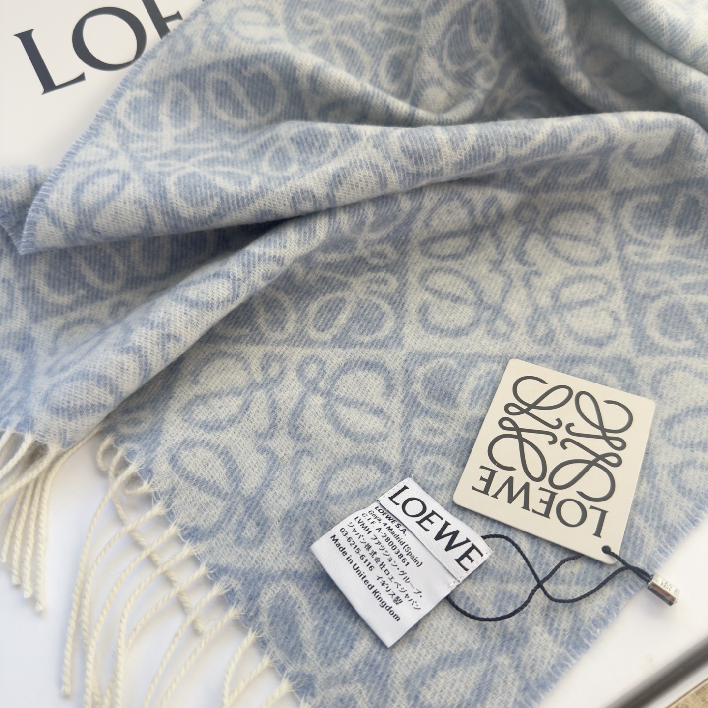 🆕高版植绒版本 · LOEWE罗意威新款最火围巾，双面羊毛和羊绒围巾，角落饰有 Anagram 簇绒刺绣